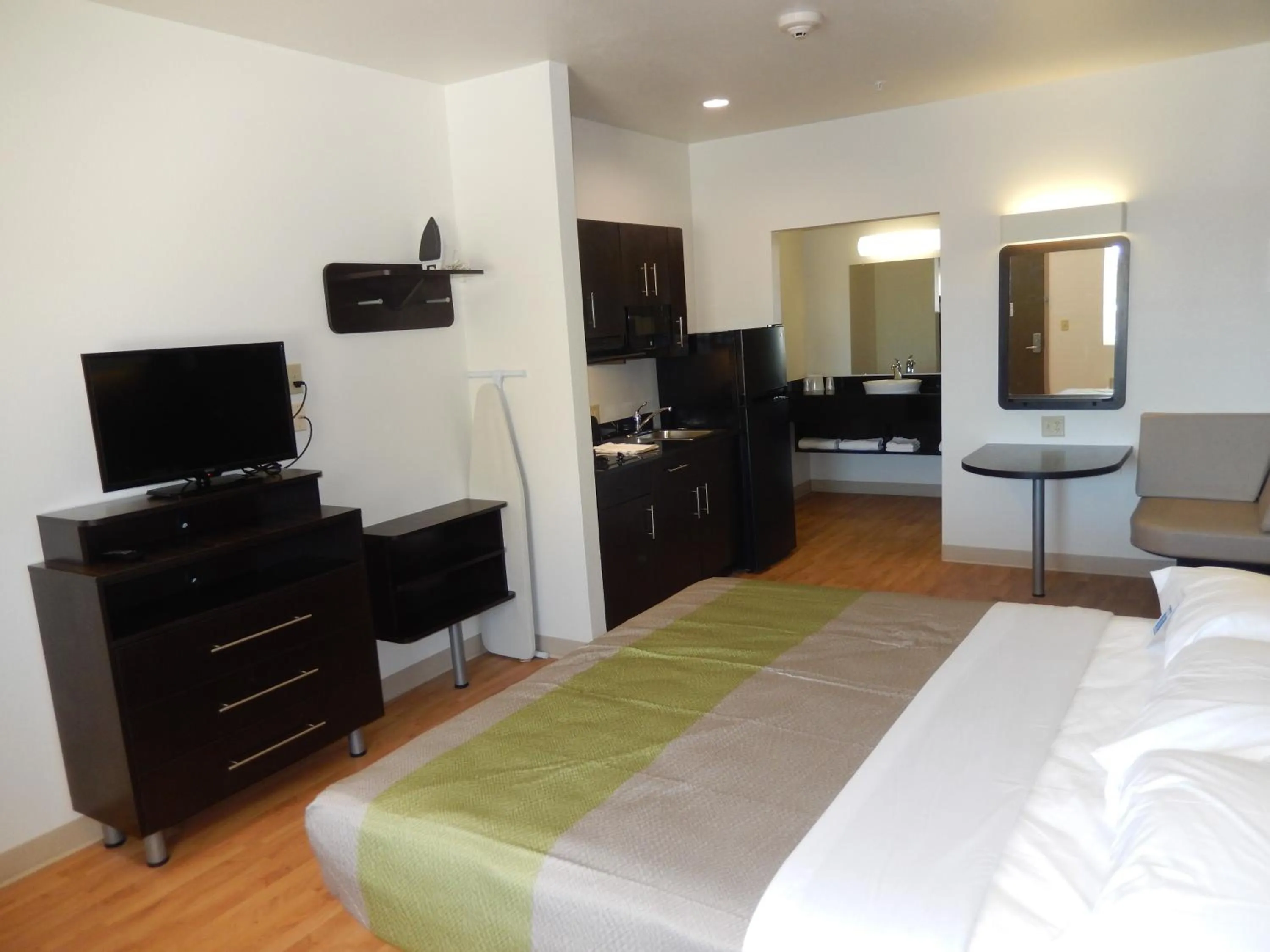 Bedroom, Bed in Studio 6-Yukon, OK