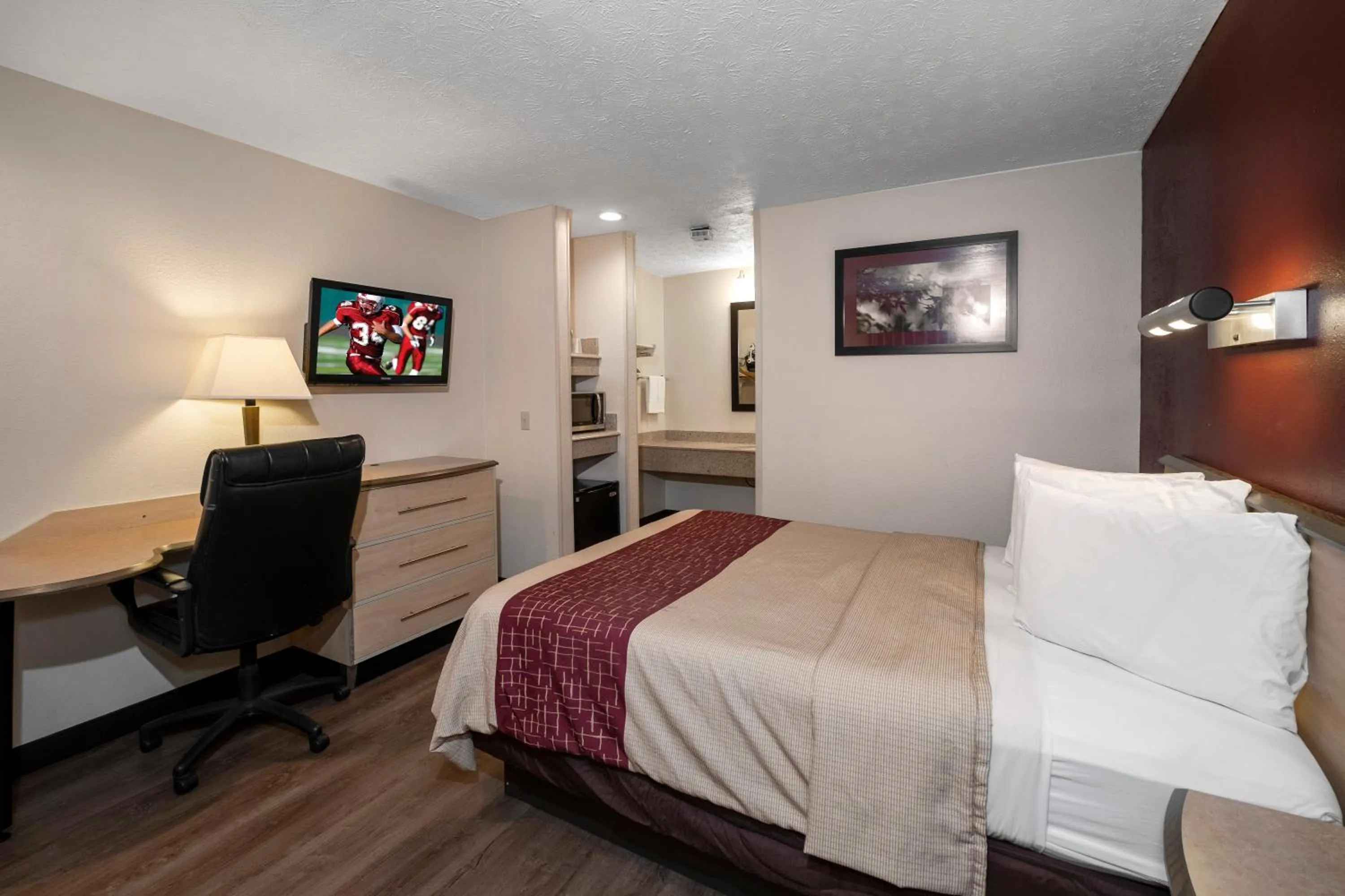 Photo of the whole room, Bed in Red Roof Inn Indianapolis - Greenwood