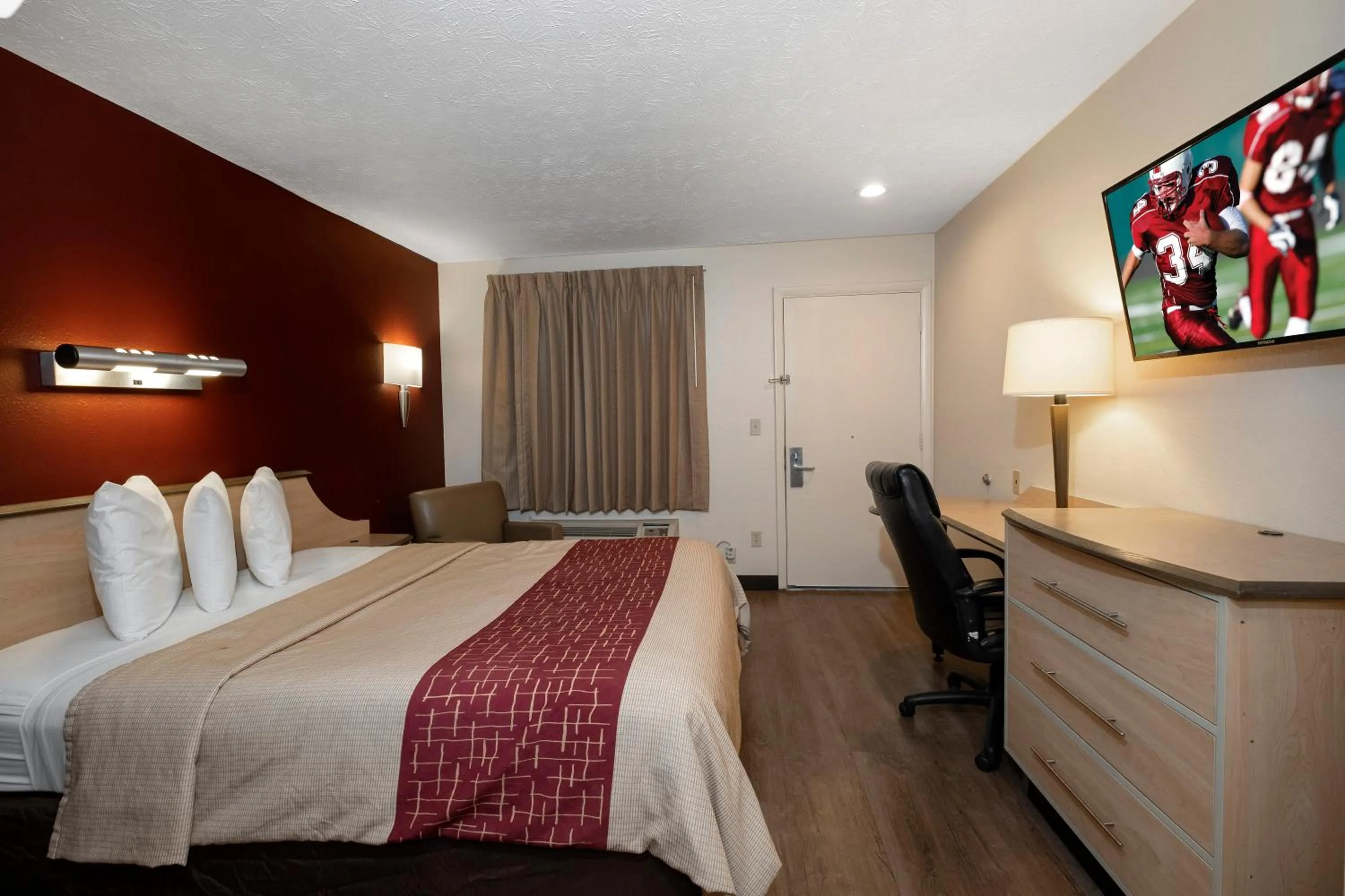 Photo of the whole room, Bed in Red Roof Inn Indianapolis - Greenwood