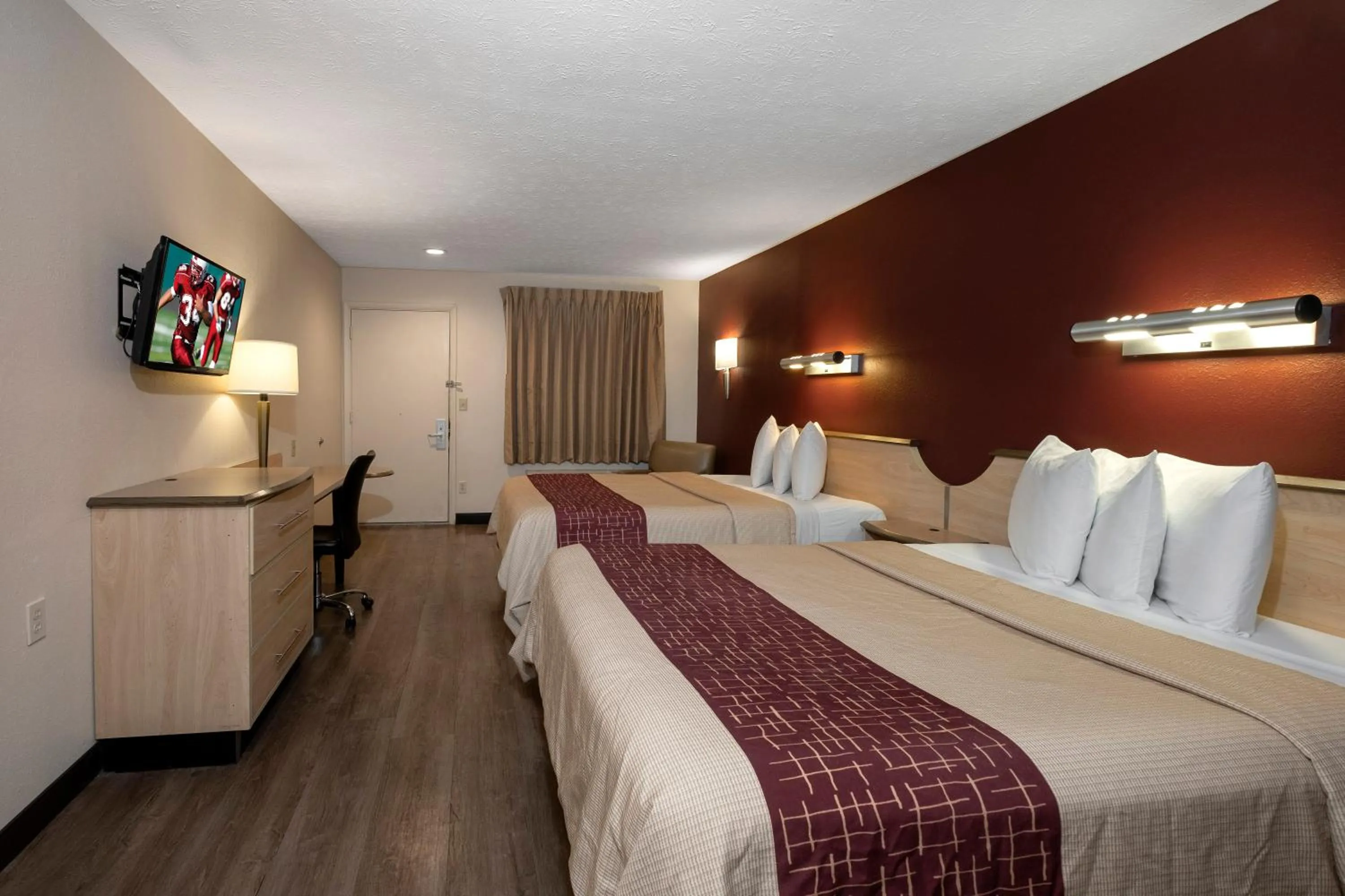 Photo of the whole room, Bed in Red Roof Inn Indianapolis - Greenwood