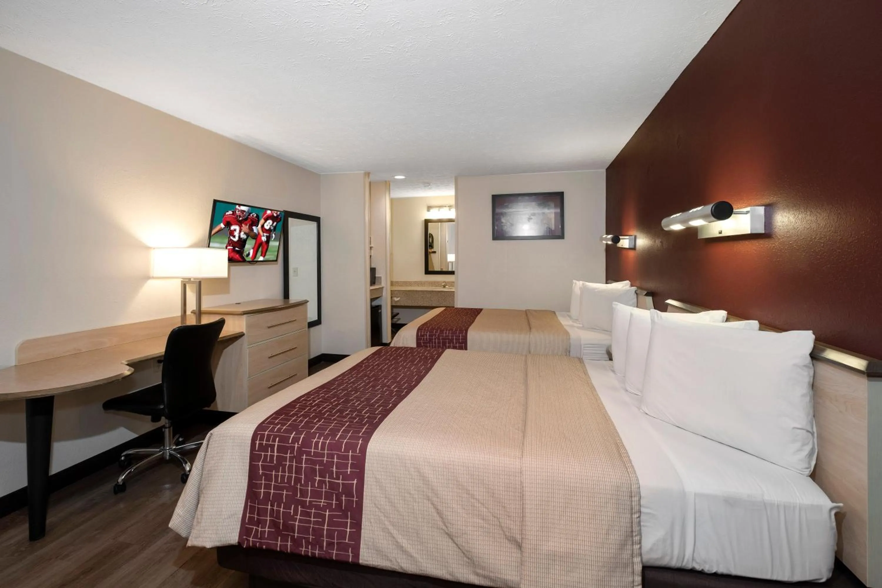 Photo of the whole room, Bed in Red Roof Inn Indianapolis - Greenwood