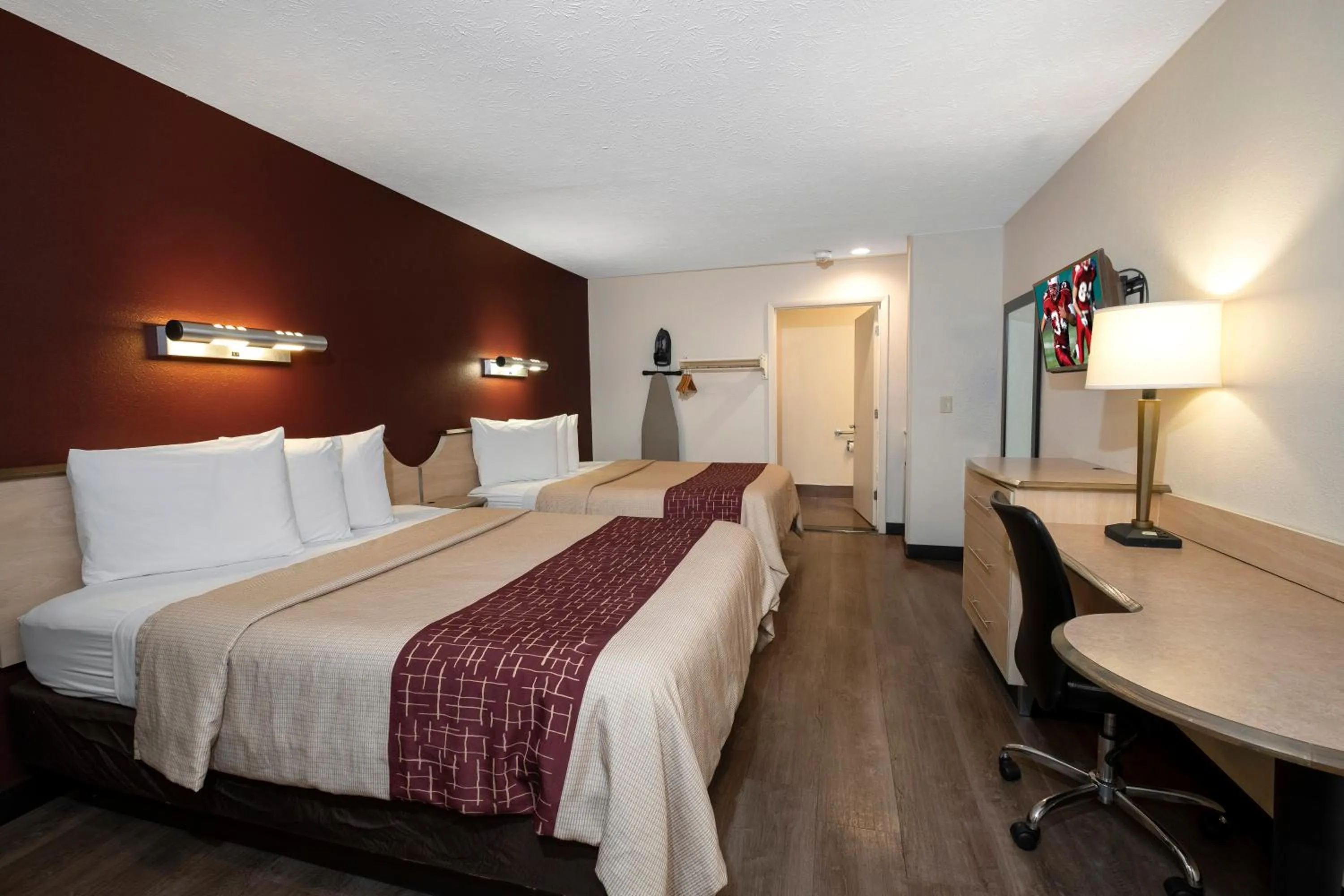 Photo of the whole room, Bed in Red Roof Inn Indianapolis - Greenwood