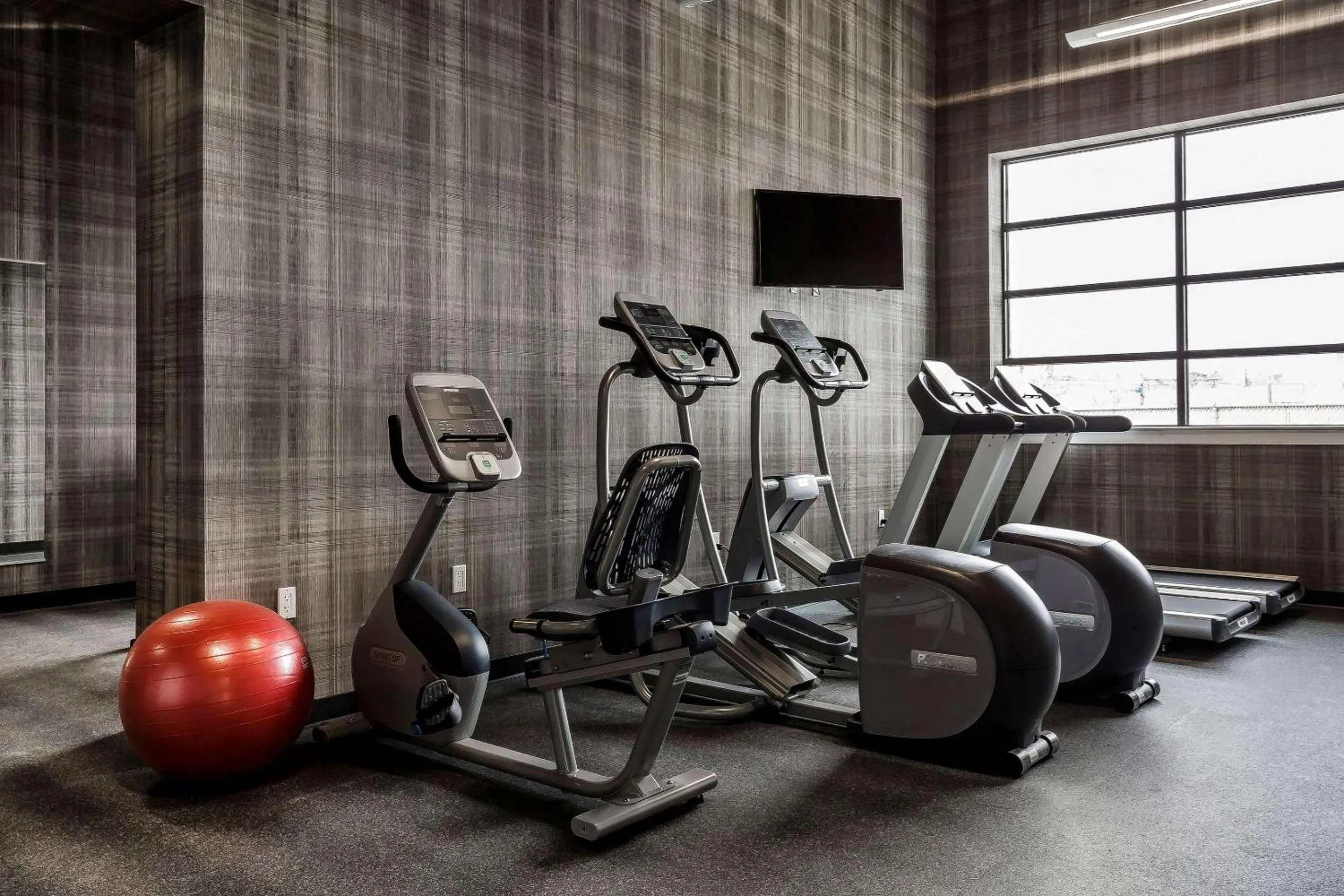Fitness centre/facilities in enVision Hotel Boston-Everett