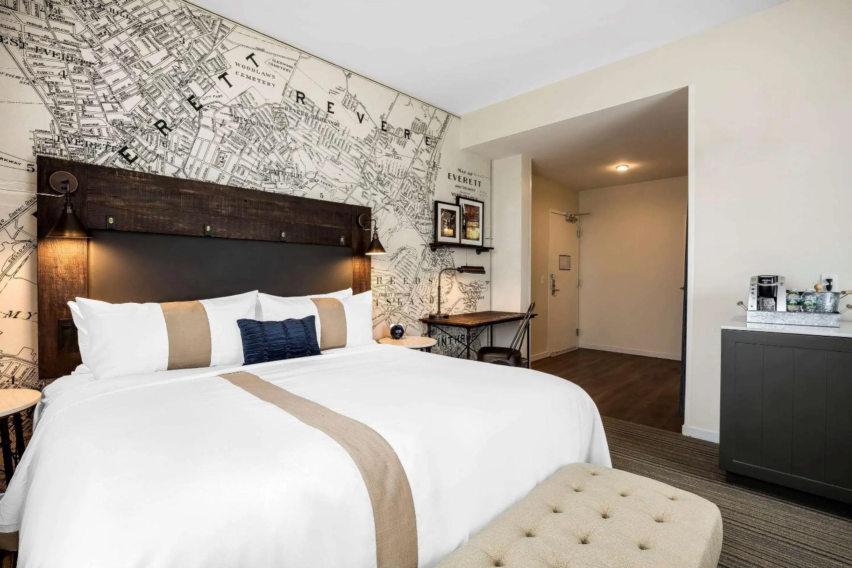 Bed in enVision Hotel Boston-Everett