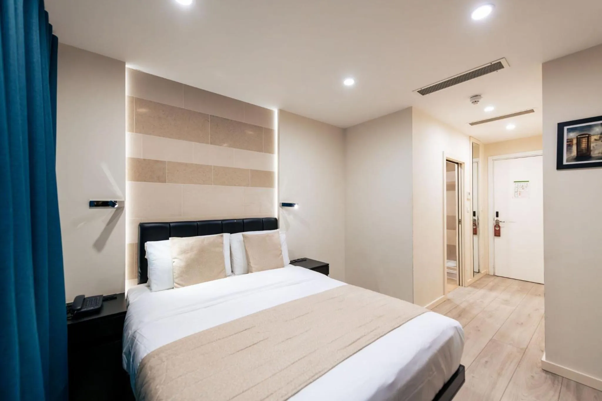 Photo of the whole room, Bed in NOX Golders Green