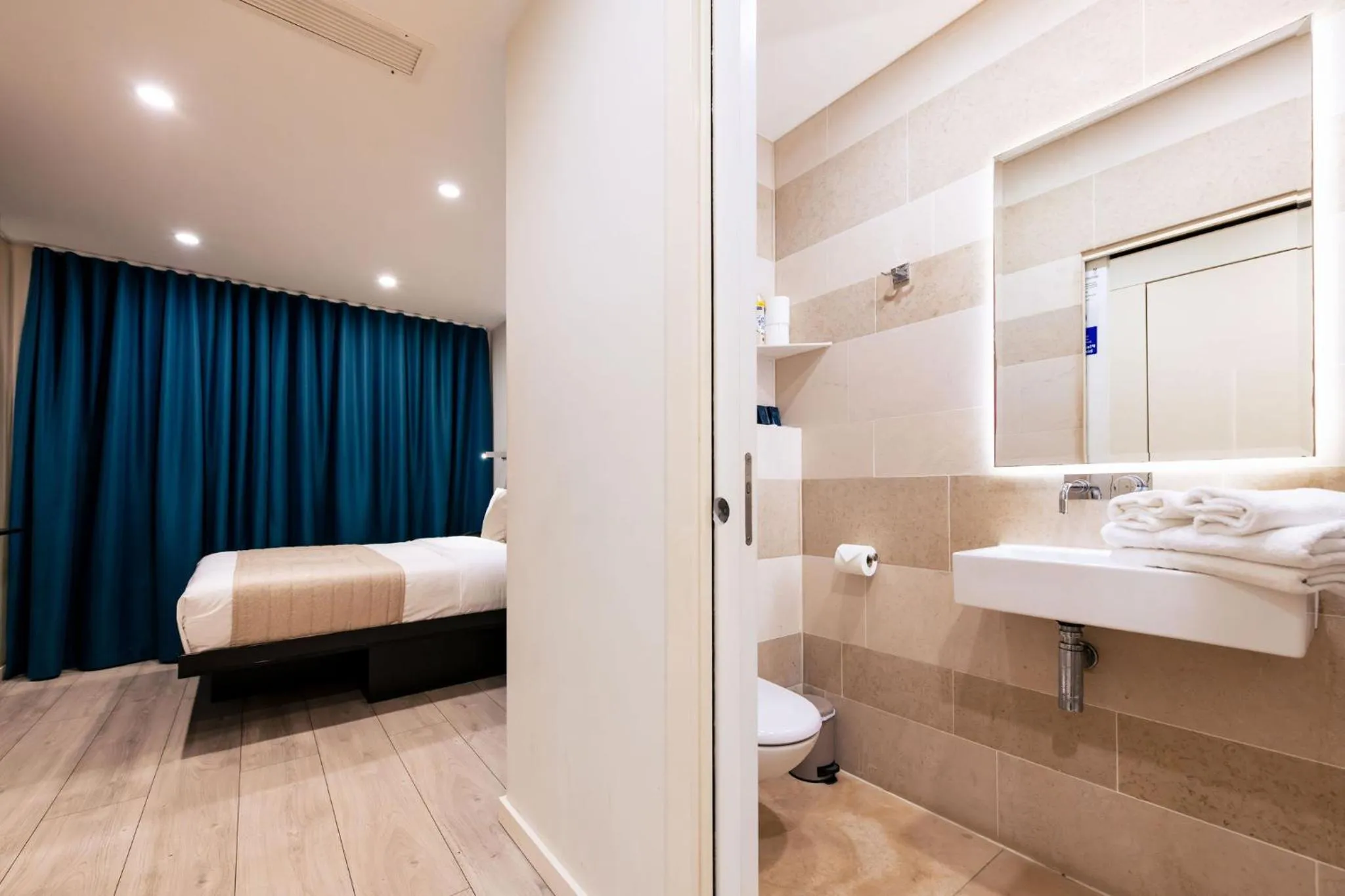 Photo of the whole room, Bed in NOX Golders Green