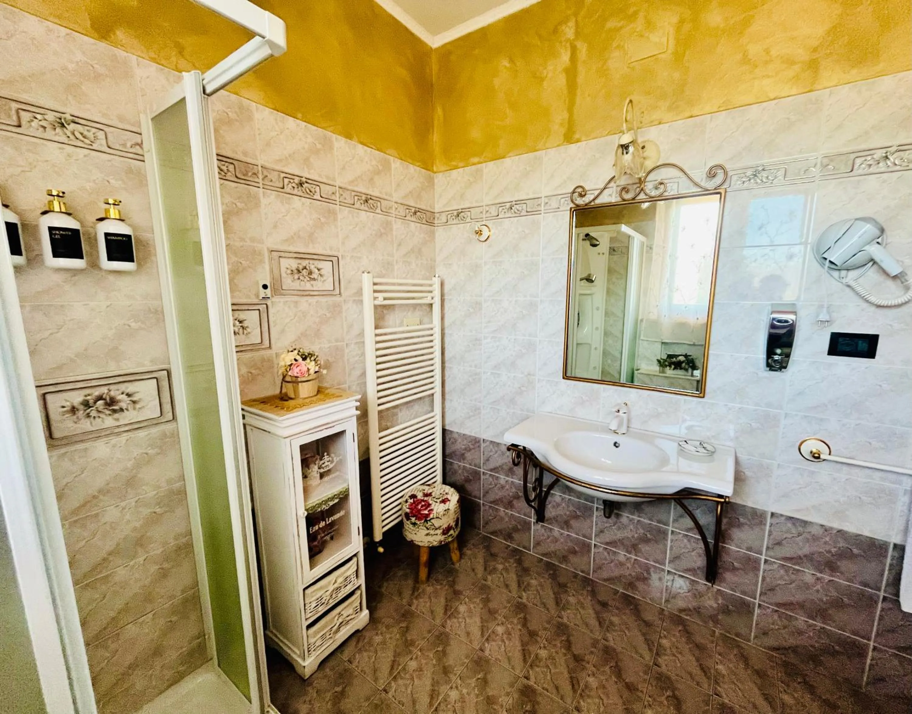 Shower in La Mammola Bed&Breakfast