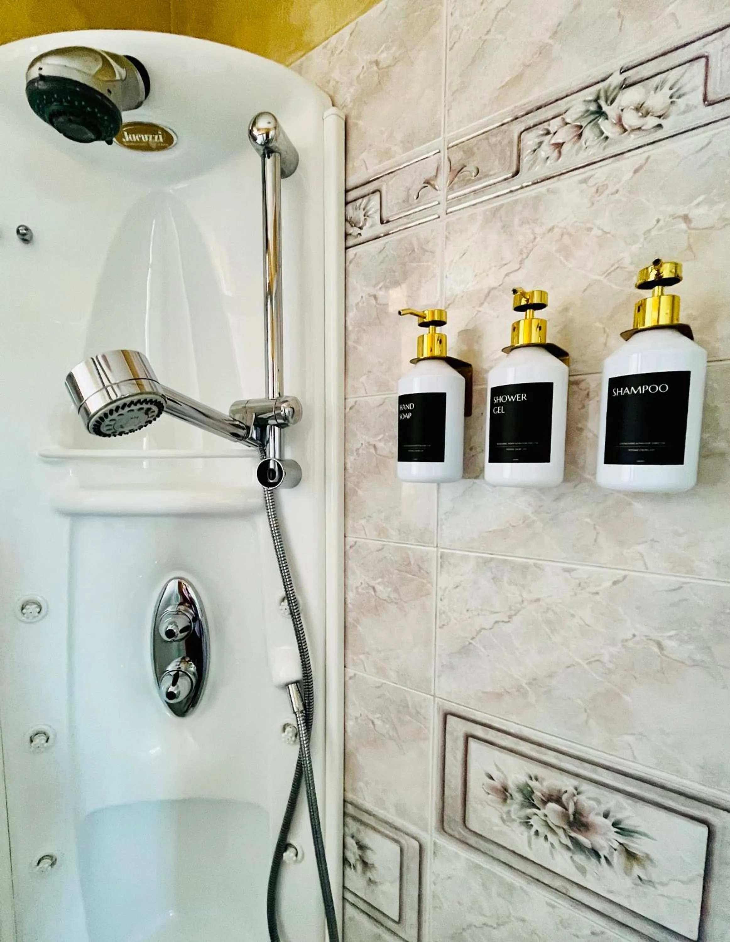 Shower in La Mammola Bed&Breakfast