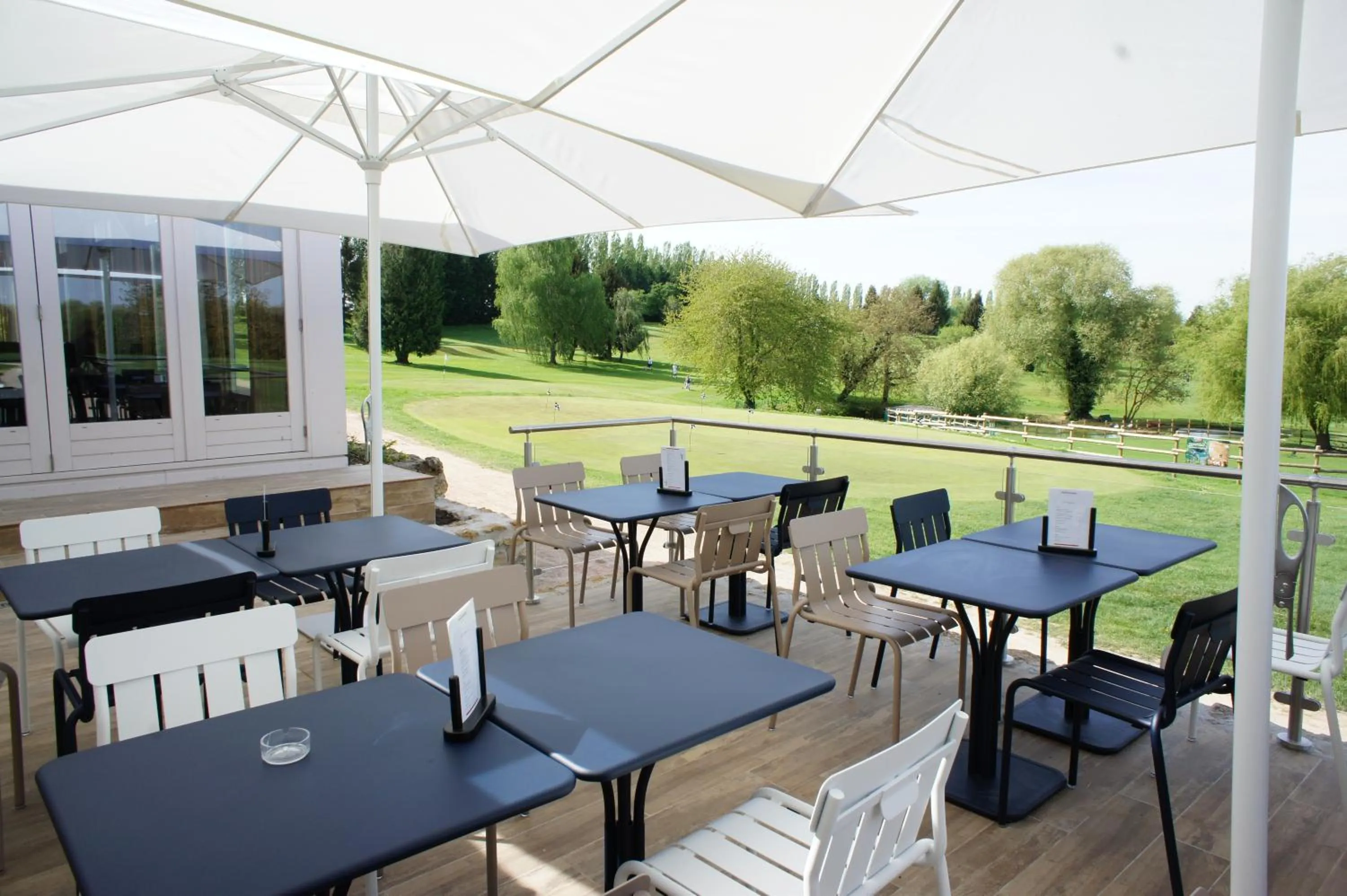 Patio in Hotel Les Suites - Domaine de Crécy