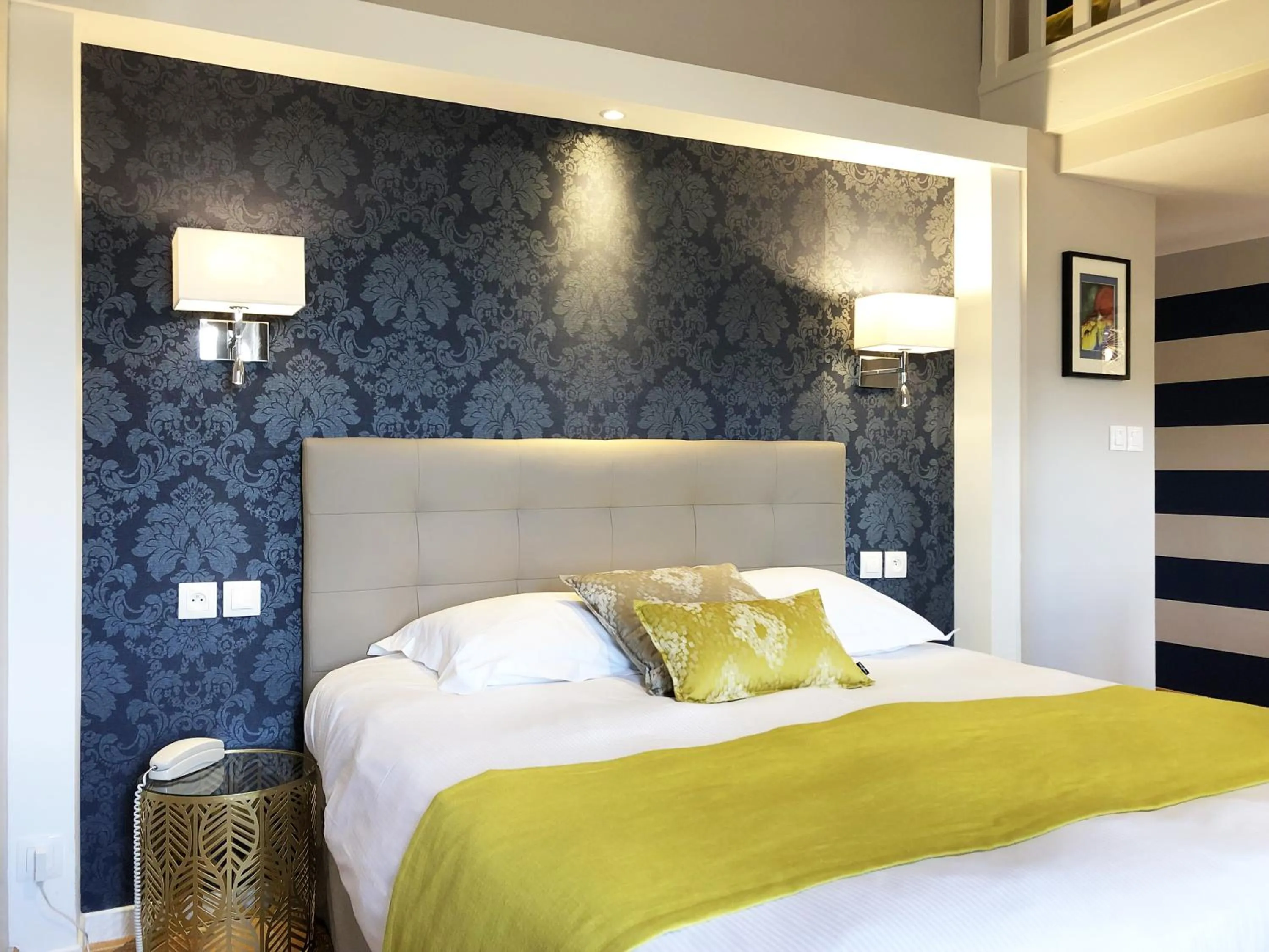 Bed in Hotel Les Suites - Domaine de Crécy