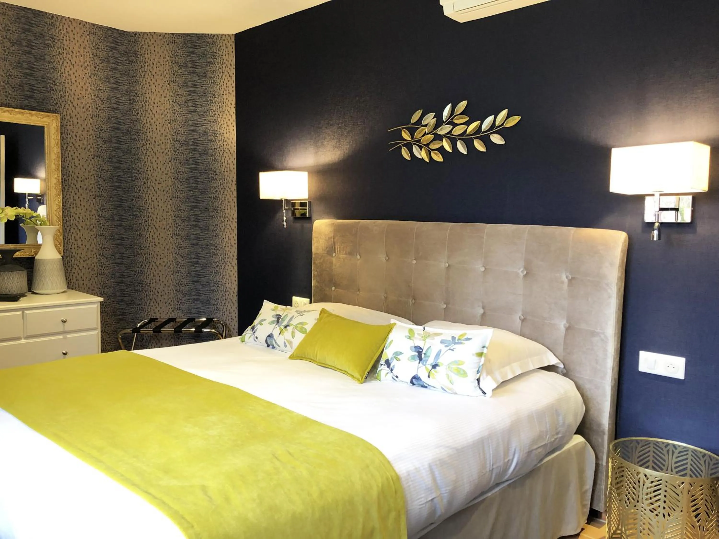 Bed in Hotel Les Suites - Domaine de Crécy