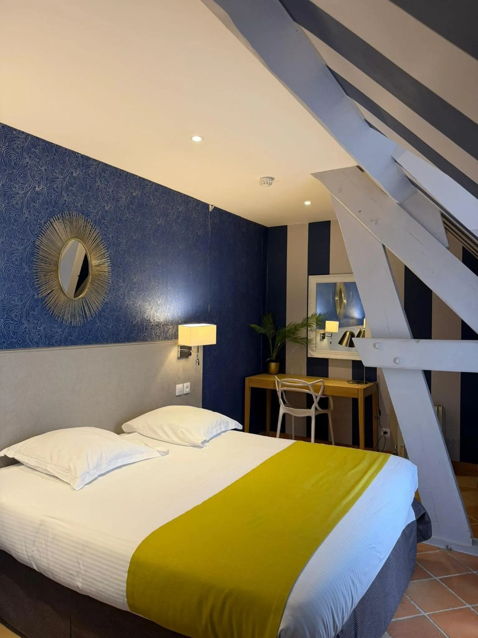 Bed in Hotel Les Suites - Domaine de Crécy