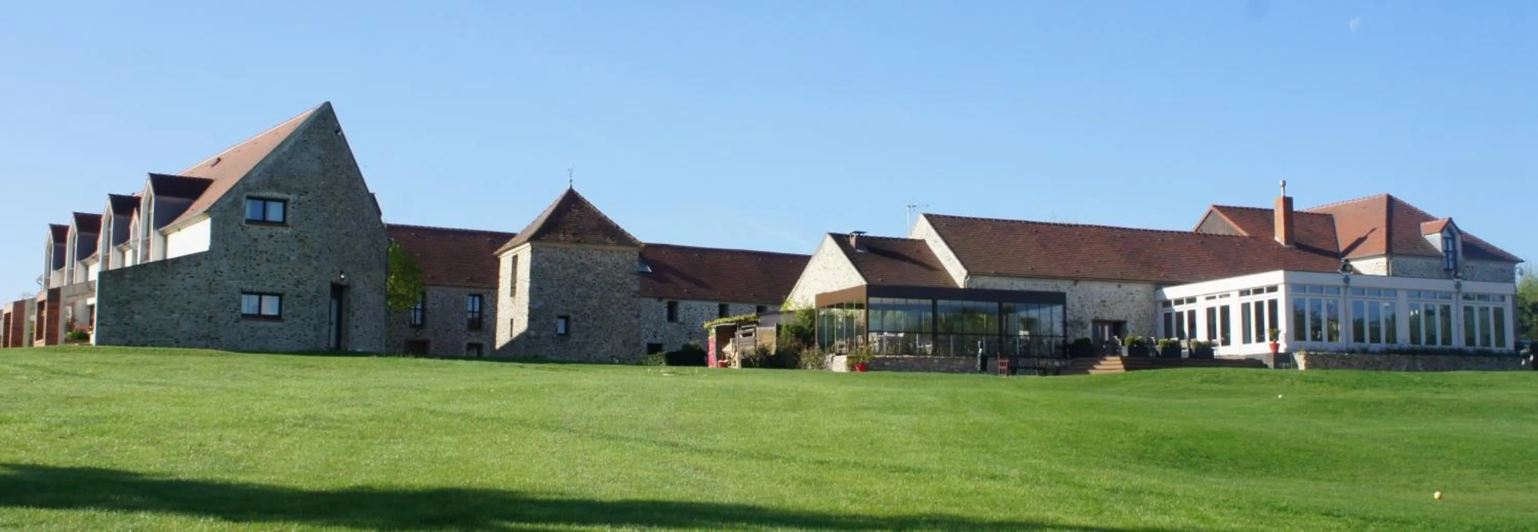 Property building in Hotel Les Suites - Domaine de Crécy