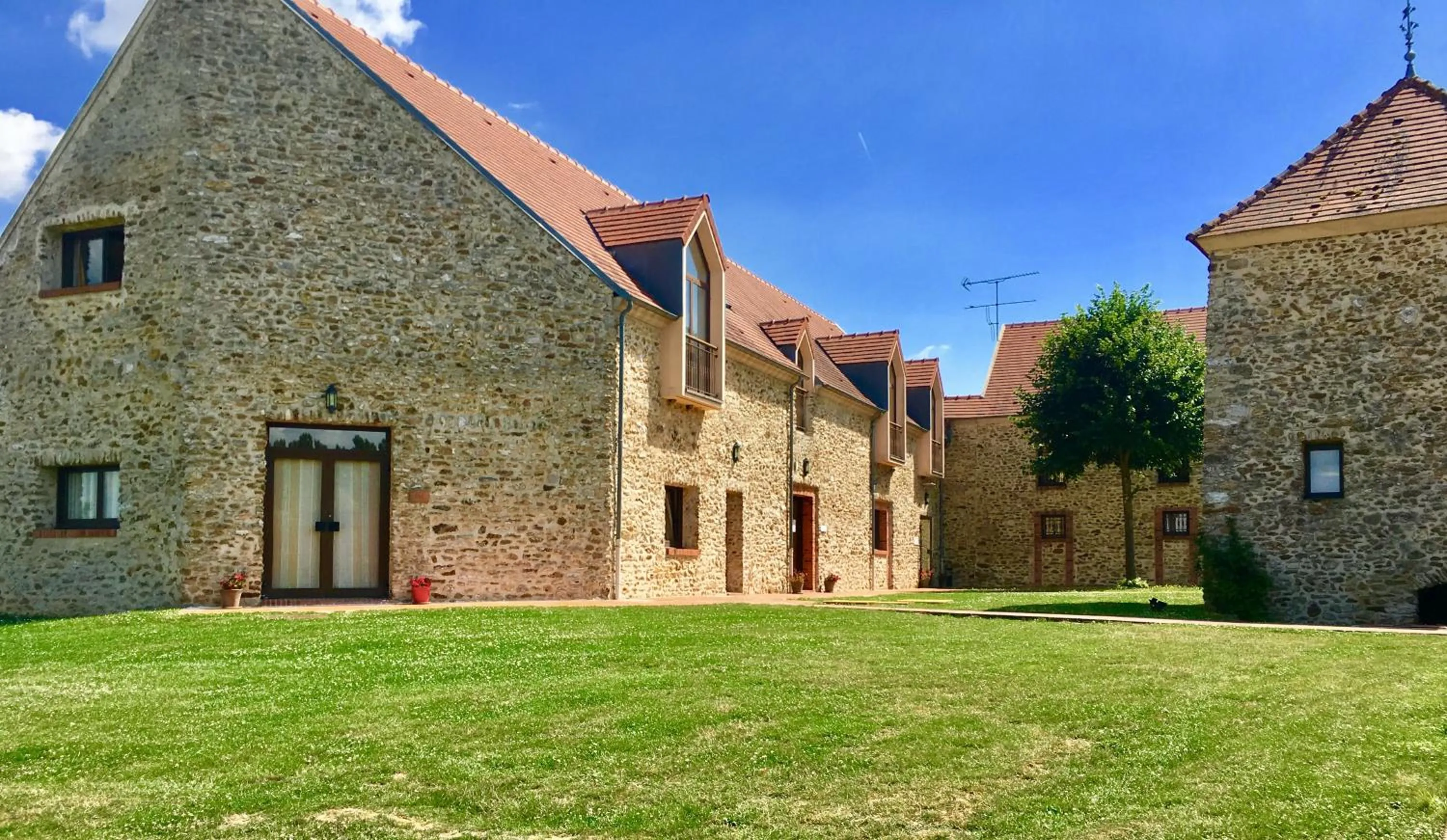 Property building in Hotel Les Suites - Domaine de Crécy