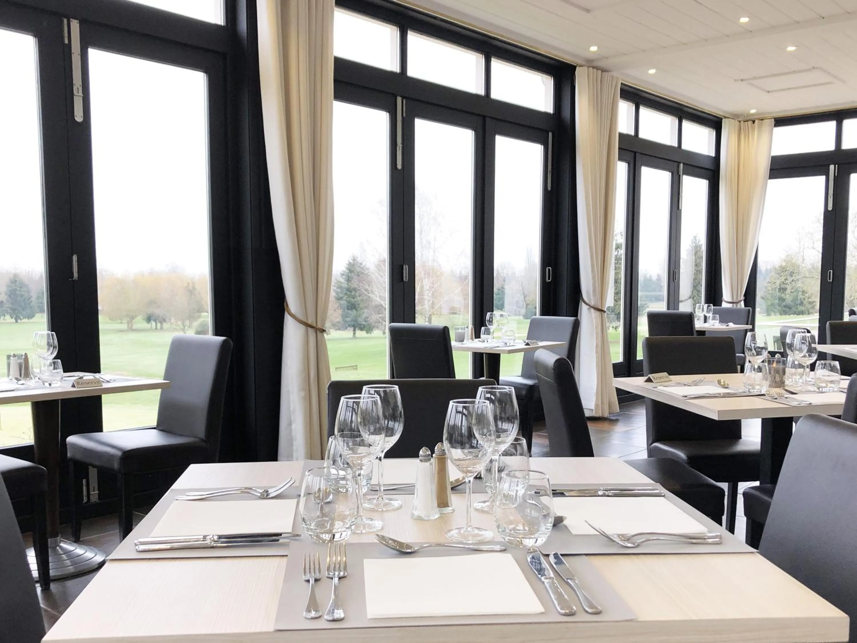 Restaurant/places to eat in Hotel Les Suites - Domaine de Crécy