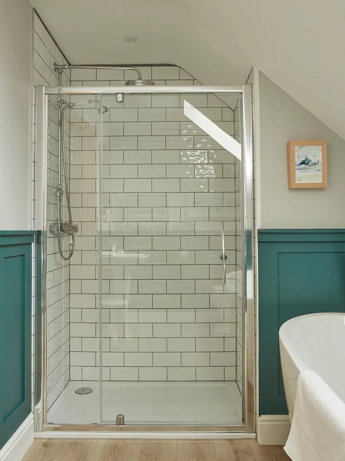 Shower in Cliff Farmhouse B&B Suites