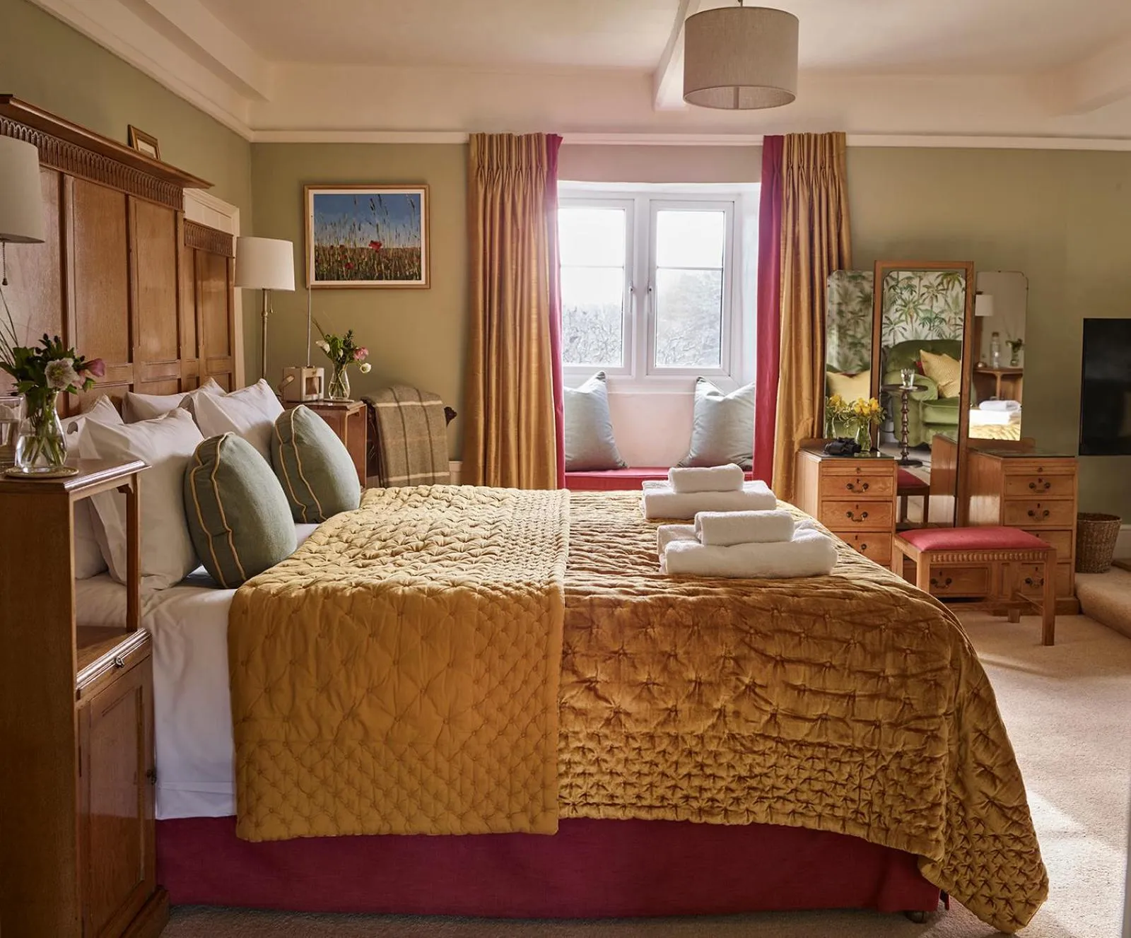 Bed in Cliff Farmhouse B&B Suites