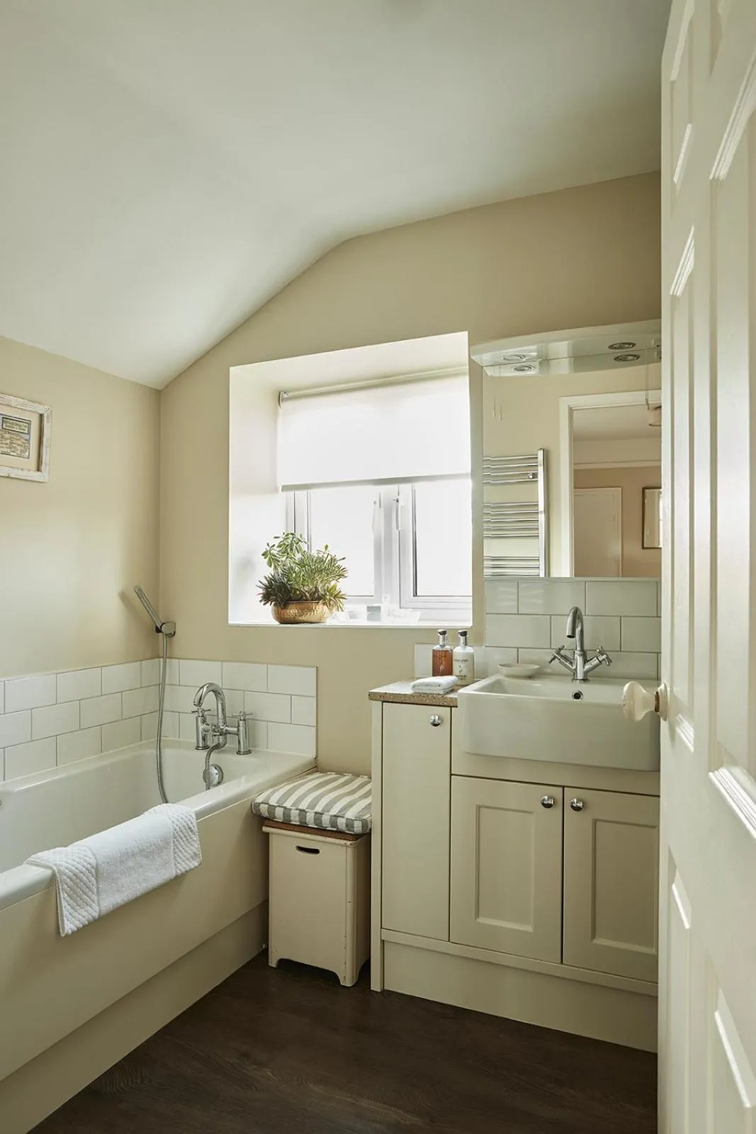 Bathroom in Cliff Farmhouse B&B Suites