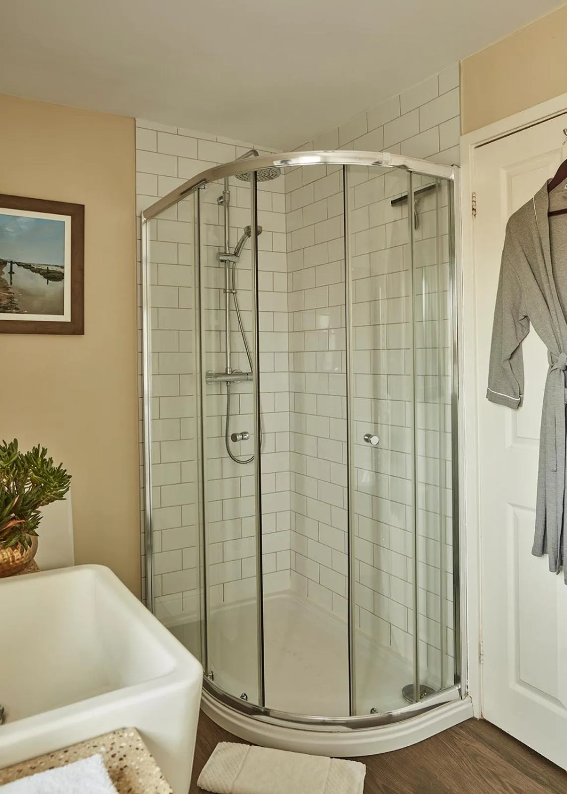 Shower in Cliff Farmhouse B&B Suites