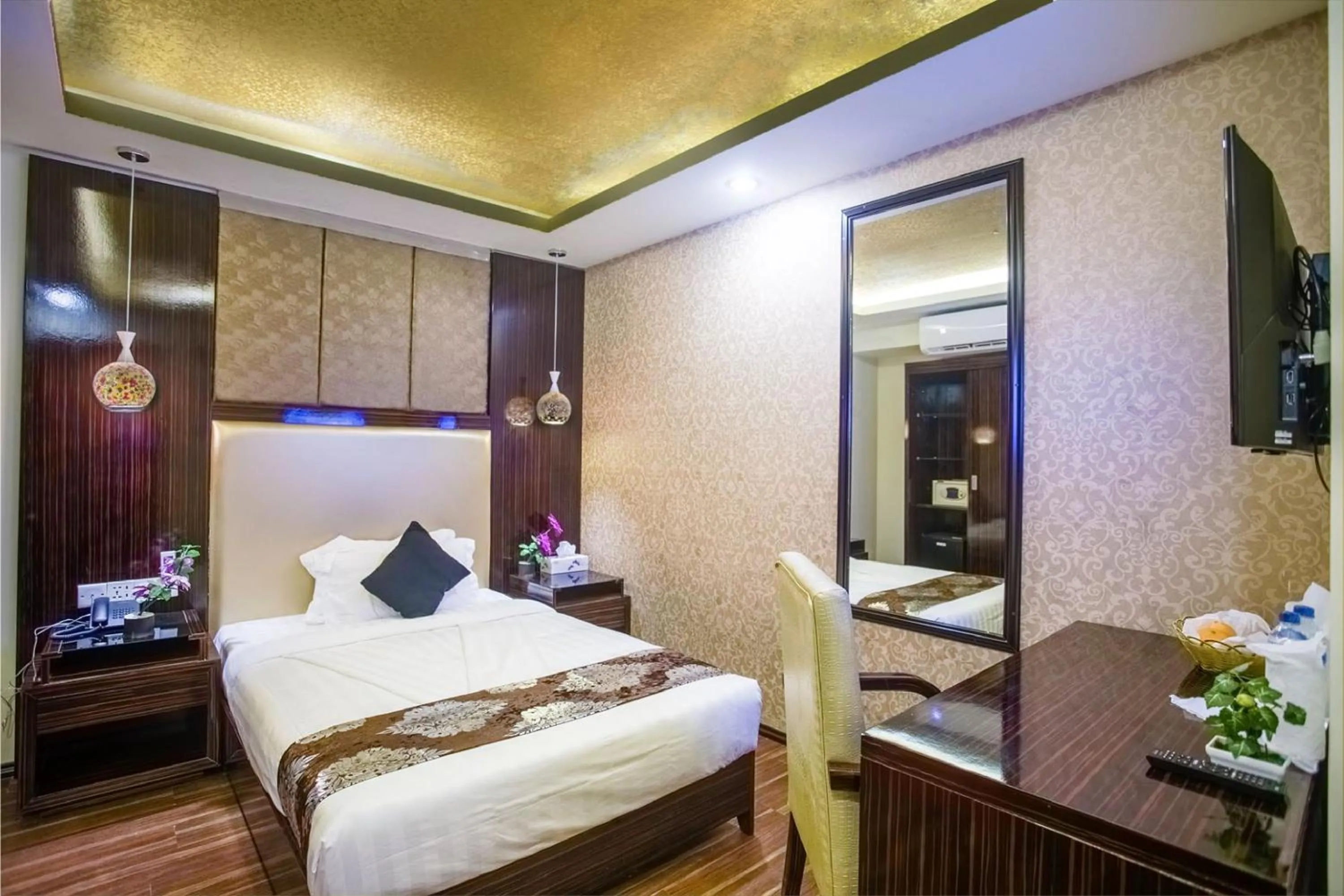 Living room, Bed in Hotel Noorjahan Grand