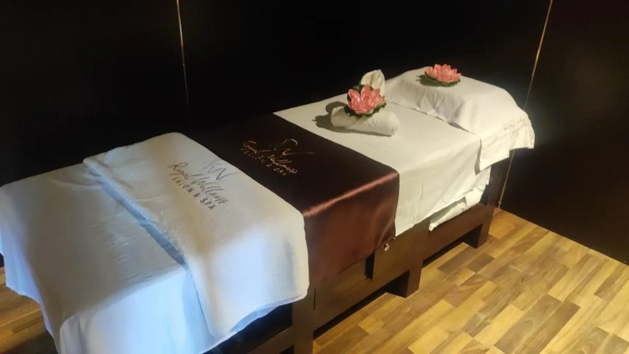 Spa and wellness centre/facilities, Bed in Hotel Noorjahan Grand