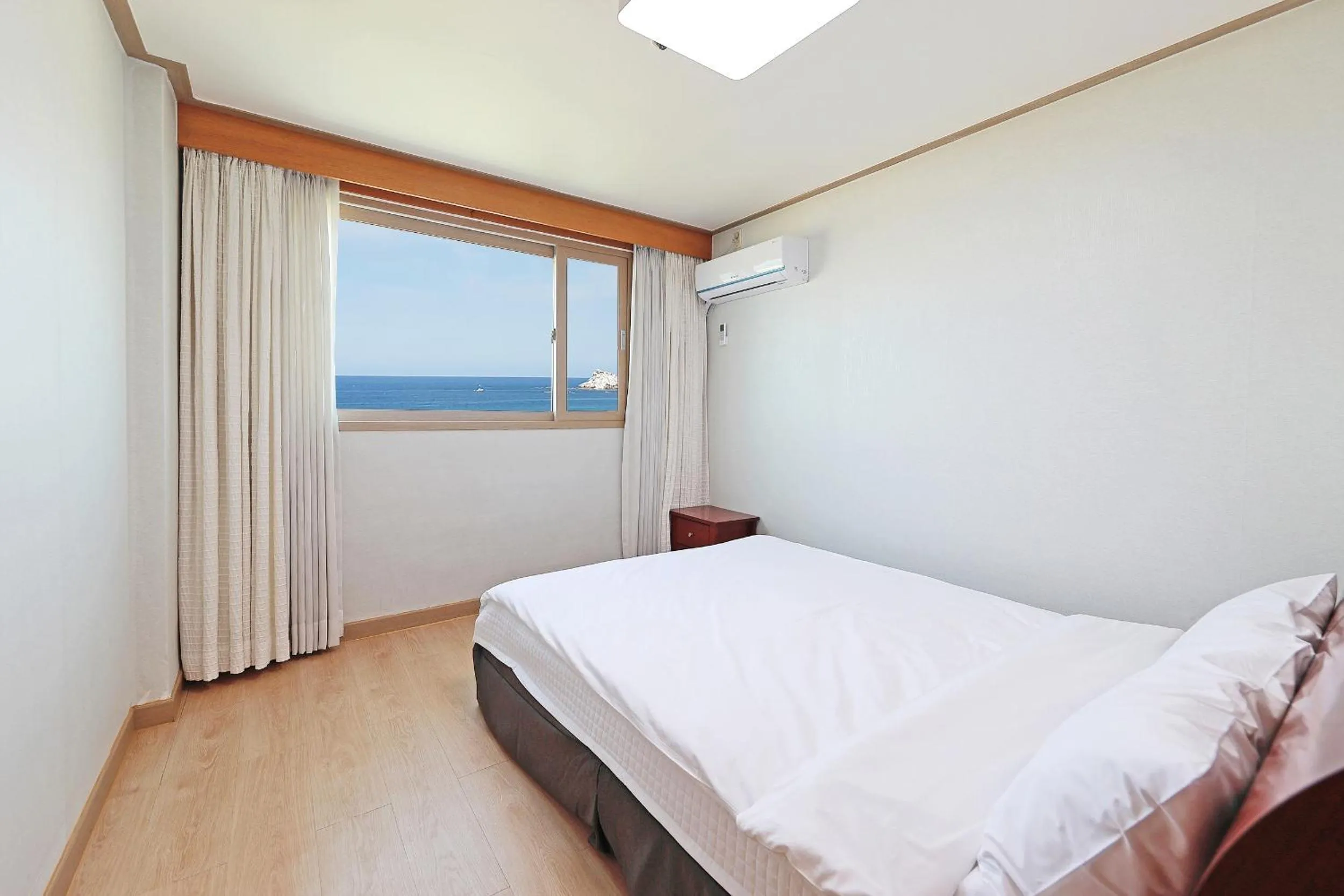 Bed in Ocean 2 You Resort Seorak Beach Hotel & Condo