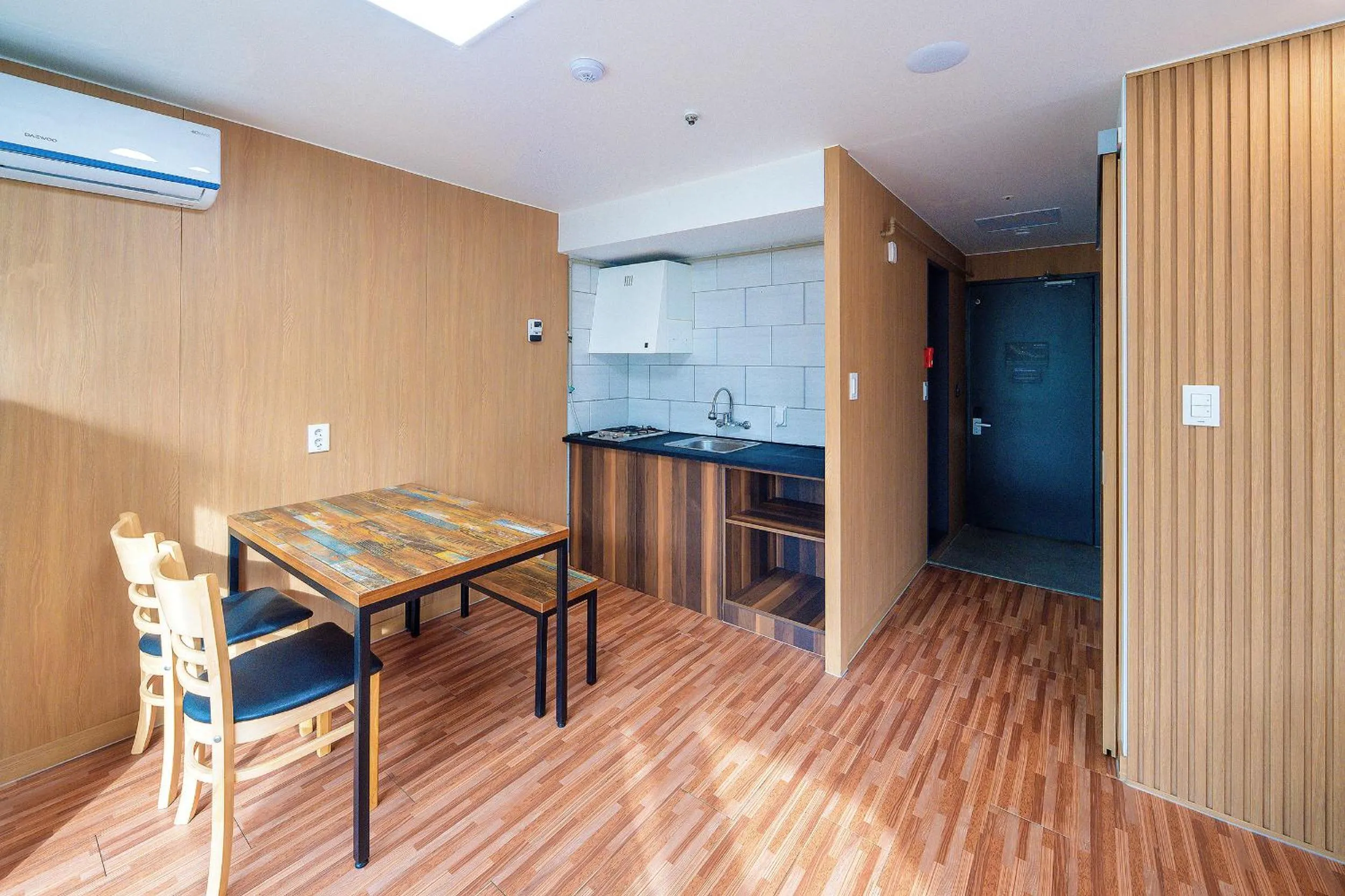 Living room, Kitchen/Kitchenette in Ocean 2 You Resort Seorak Beach Hotel & Condo