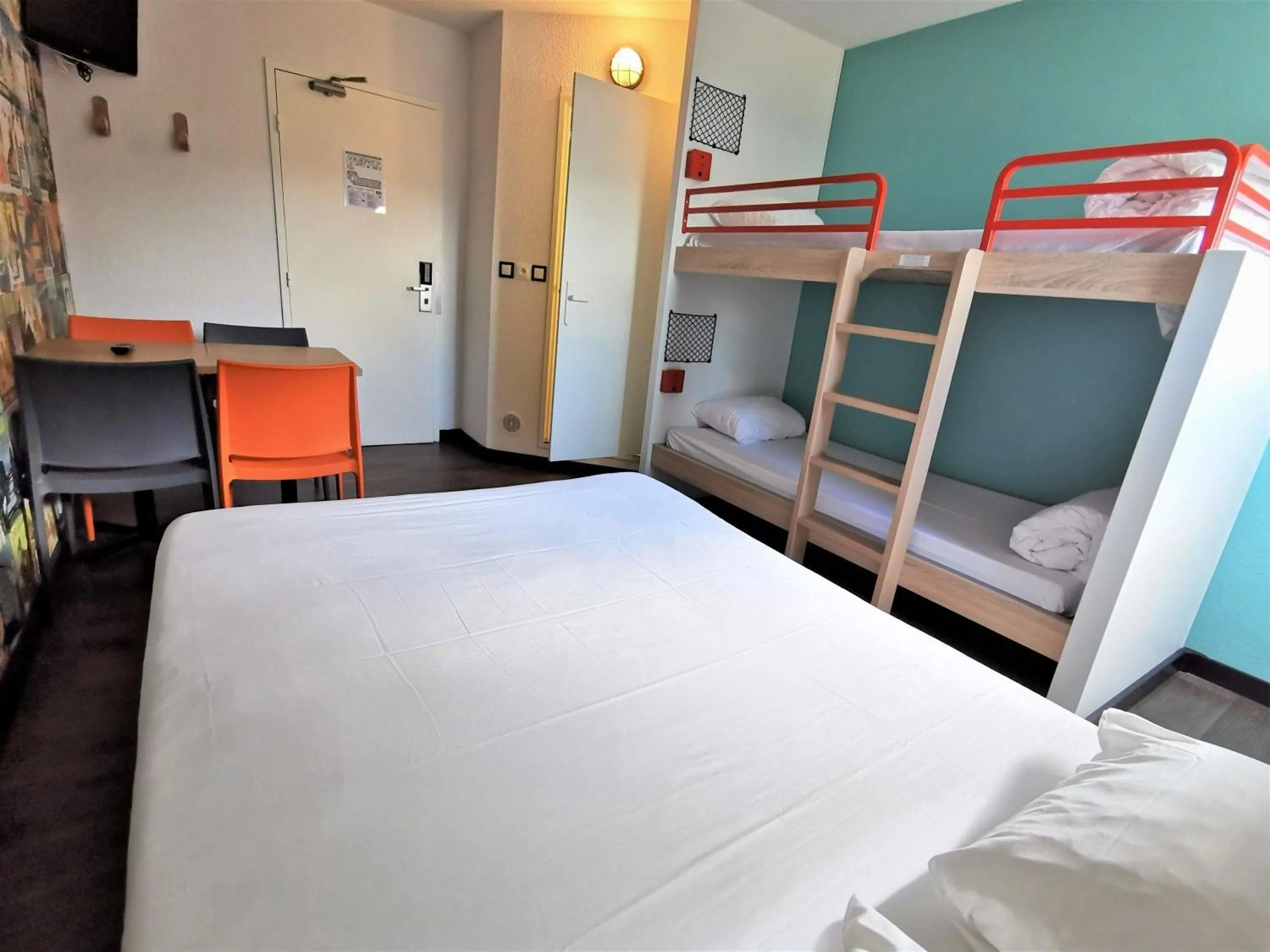 Bedroom, Bed in HotelF1 Bourges Le Subdray