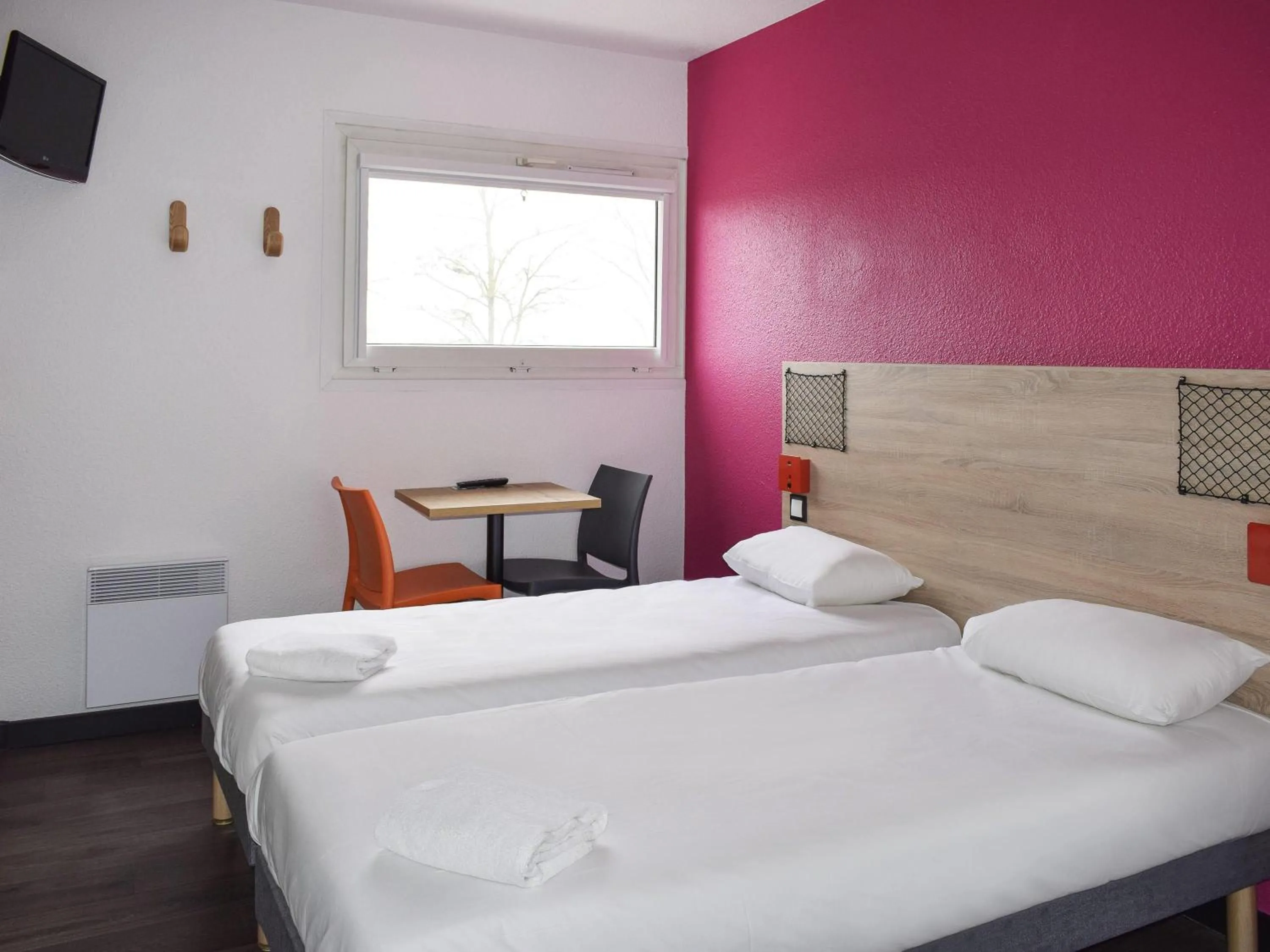 Bedroom, Bed in HotelF1 Bourges Le Subdray
