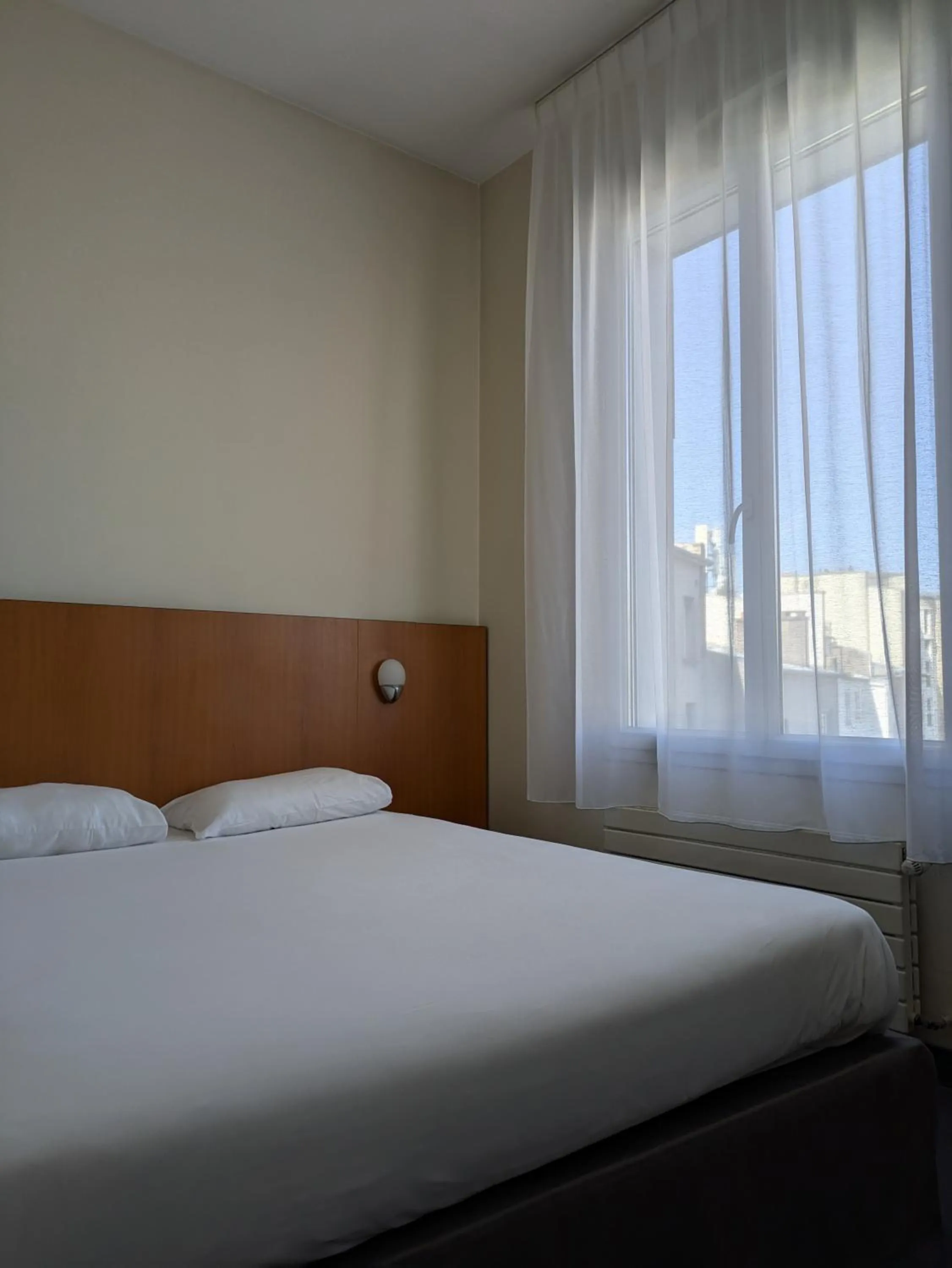 Bed in Hotel de la Gare Brest