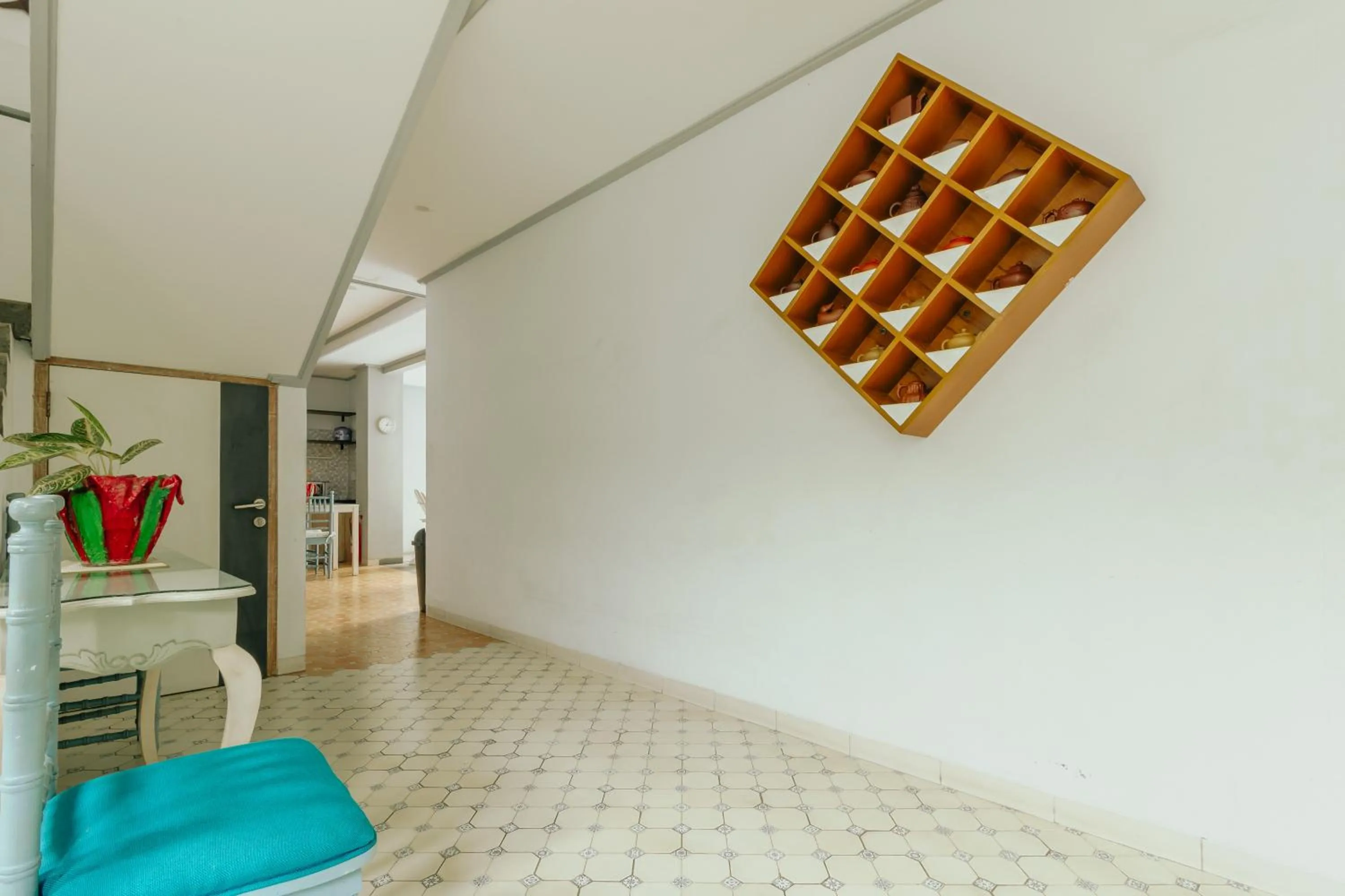 Communal lounge/ TV room in Urbanest Inn House TB Simatupang