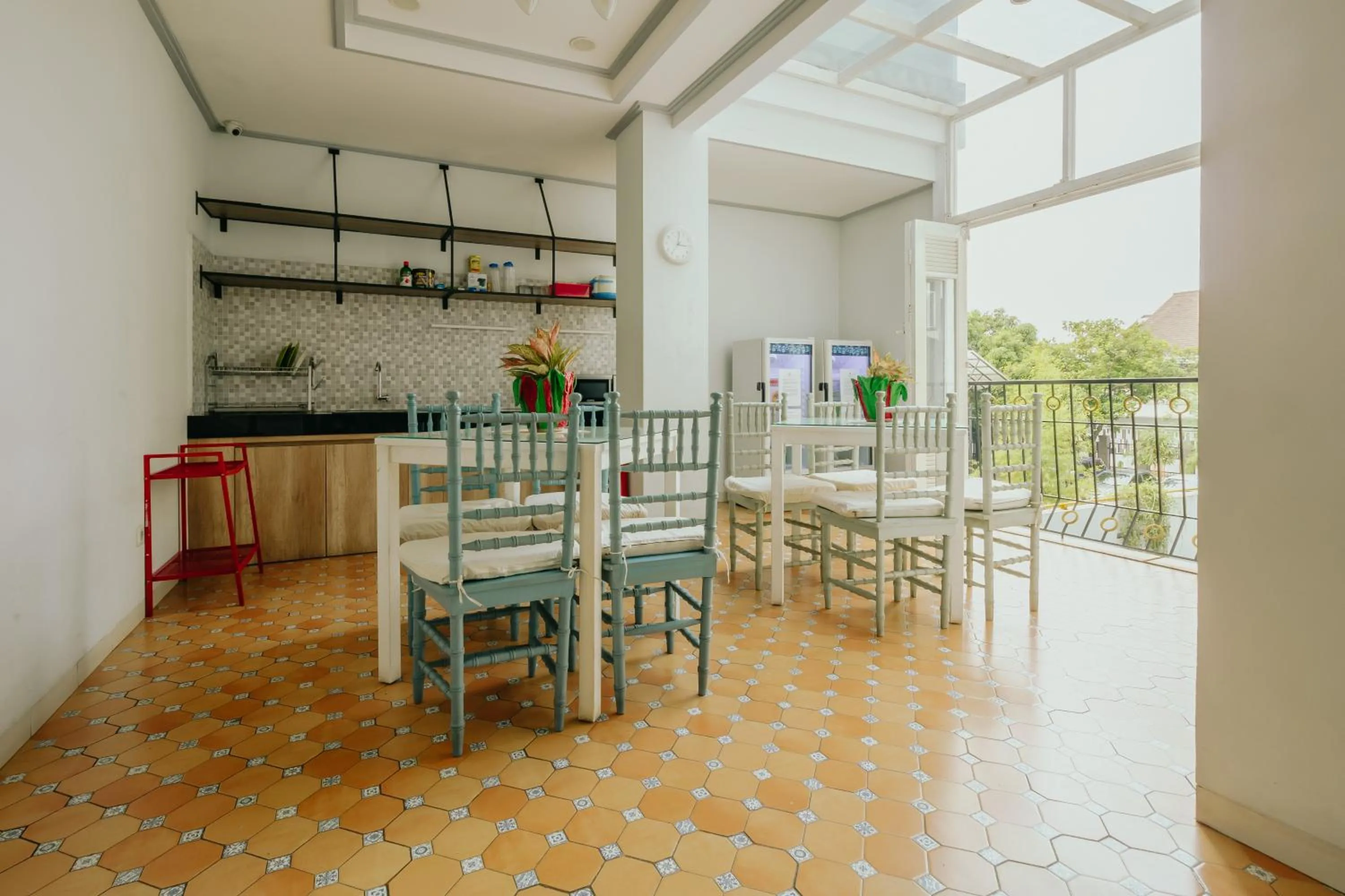 Communal kitchen in Urbanest Inn House TB Simatupang