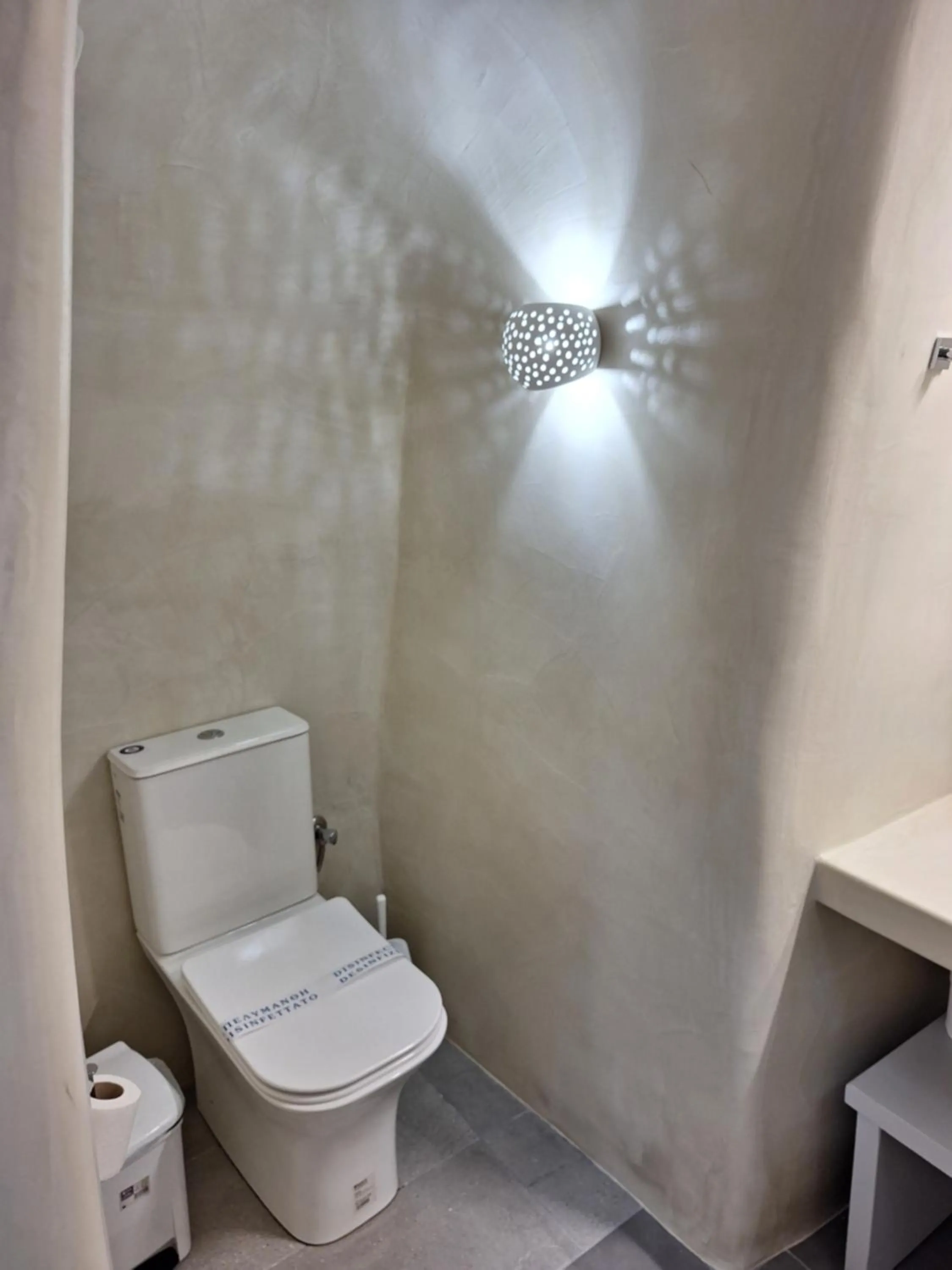 Toilet in Anamnesis City Spa