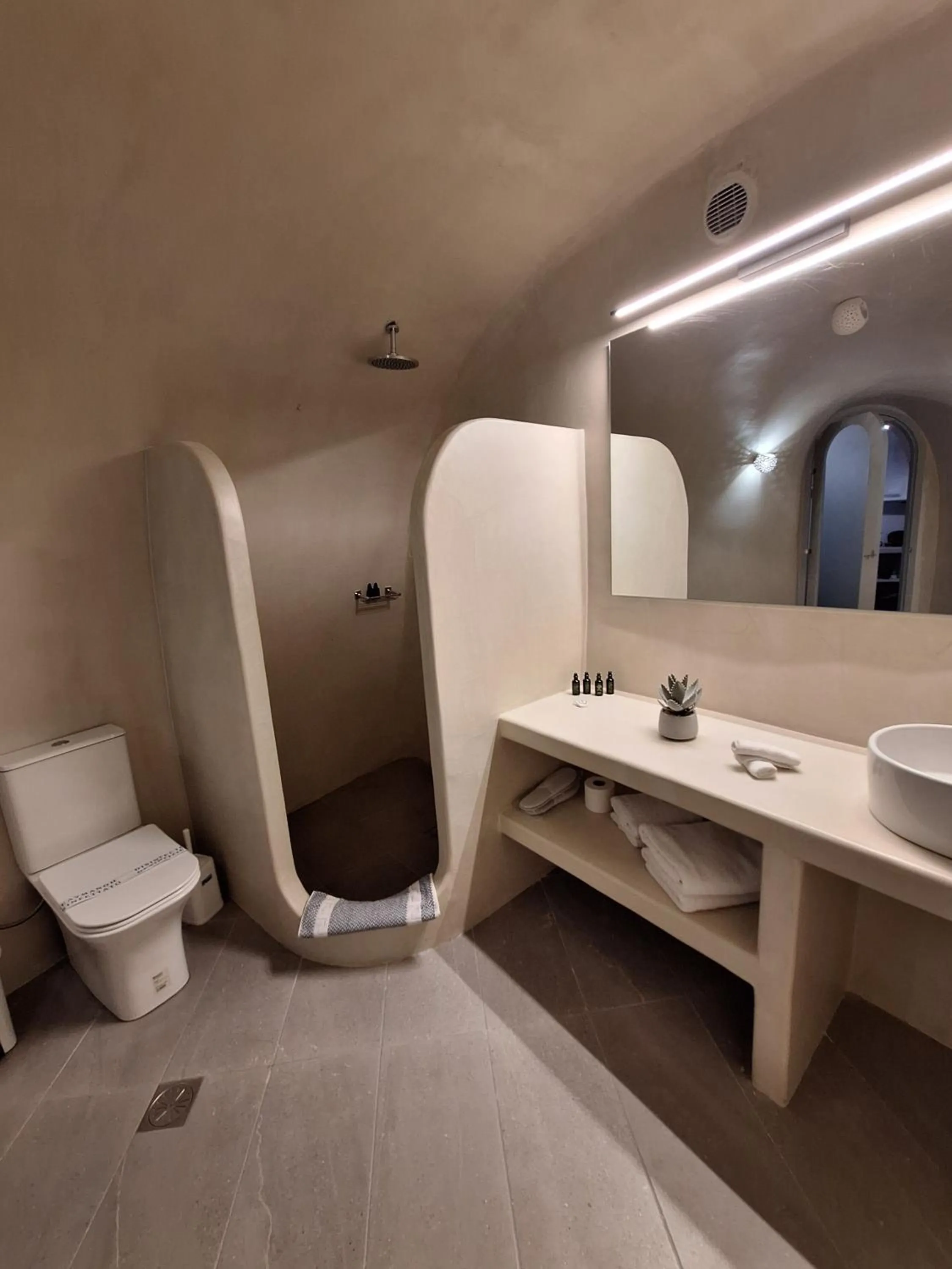 Toilet in Anamnesis City Spa