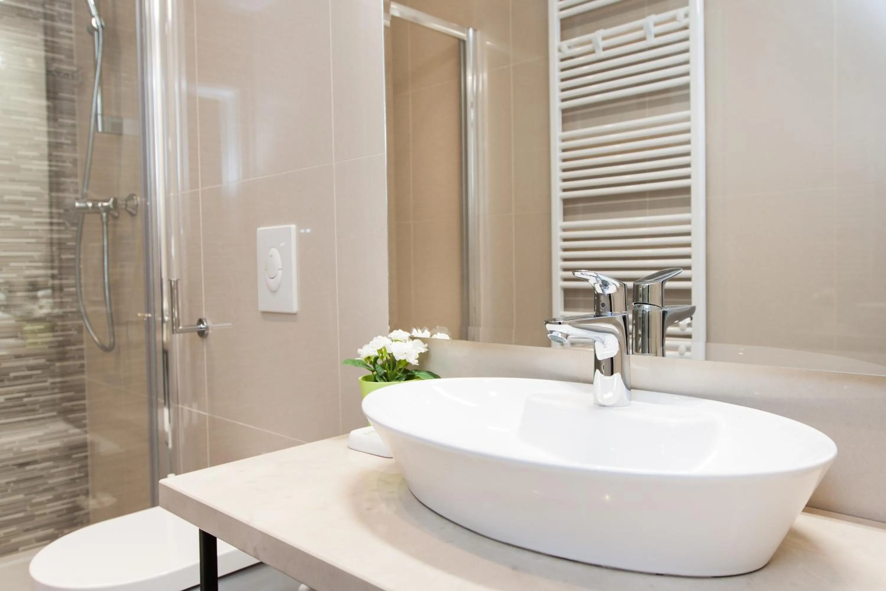 Shower in LOOX apartments Hatzova