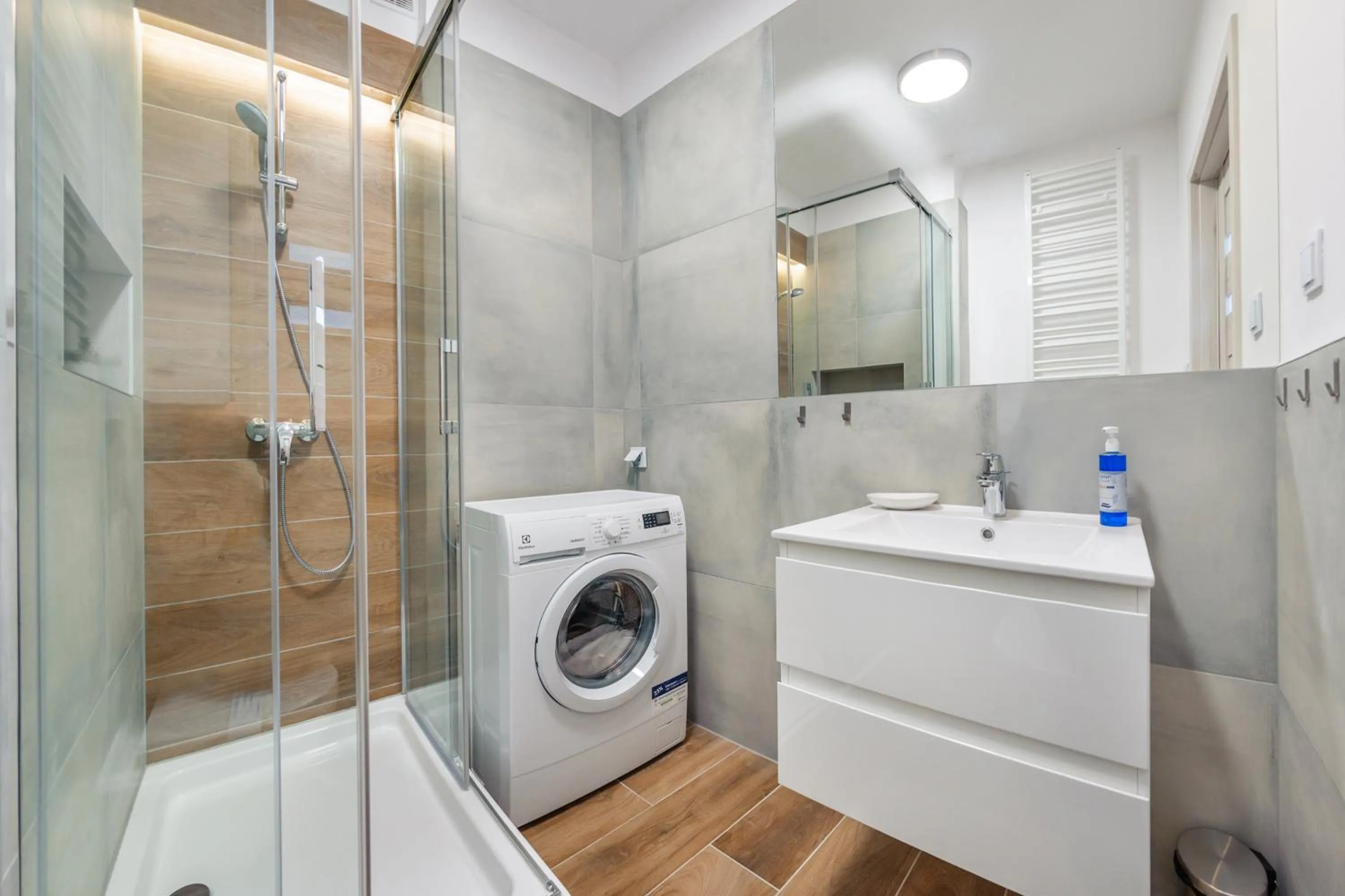 Shower in Kwartał Róży Wiatrów, Sun & Snow