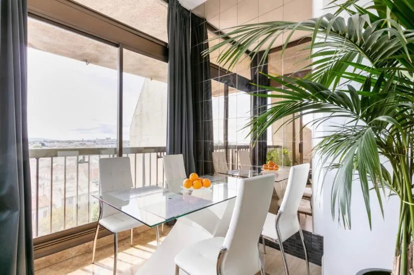 Loft Triangle comedie, Parking free