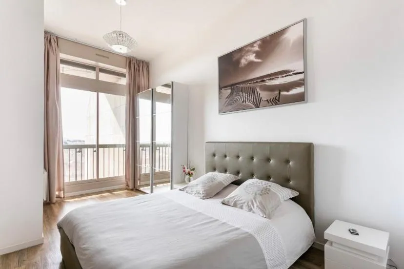 Loft Triangle comedie, Parking free