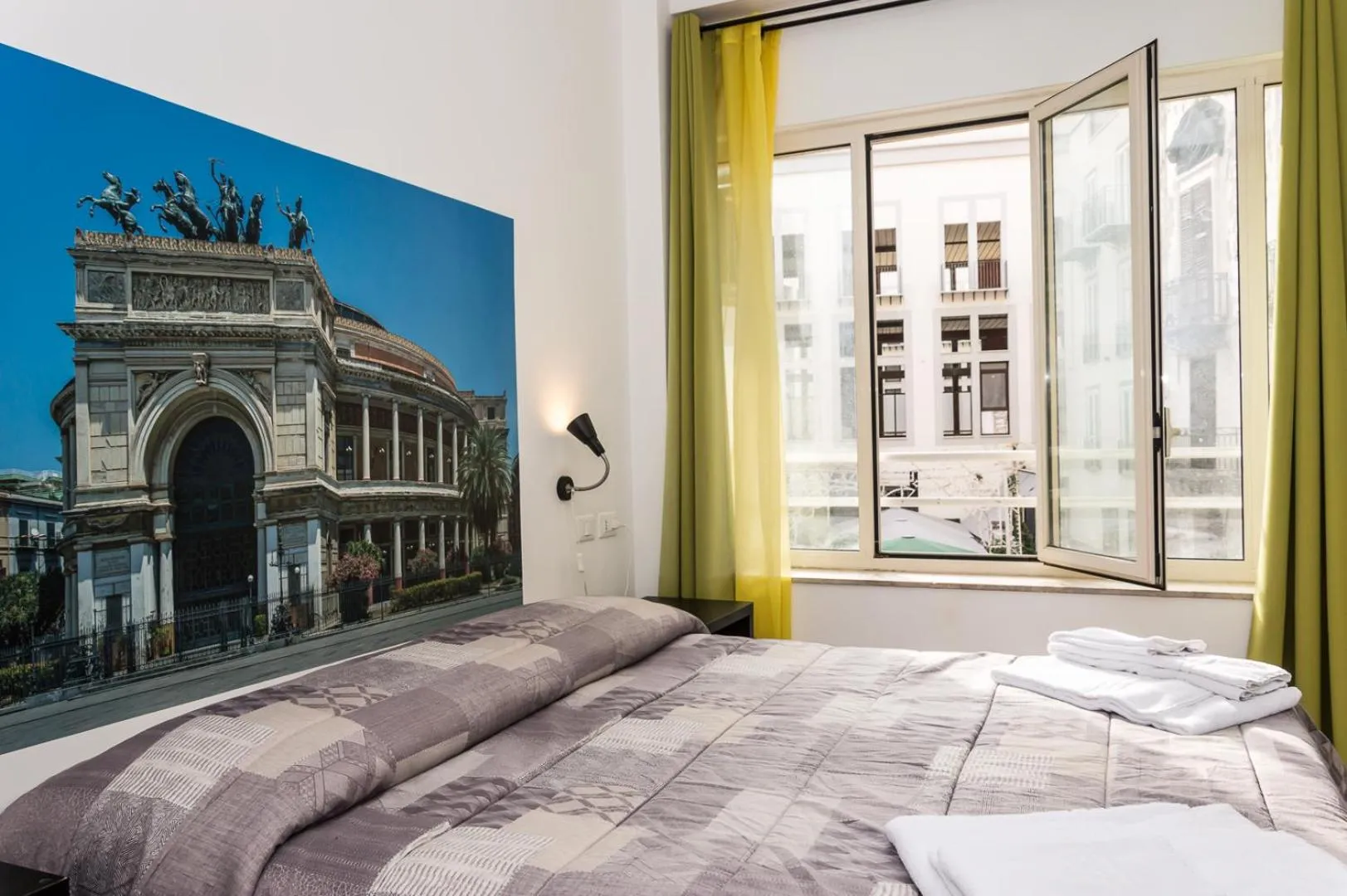 Photo of the whole room, Bed in B&B Into Palermo Rooms vicino al teatro Massimo