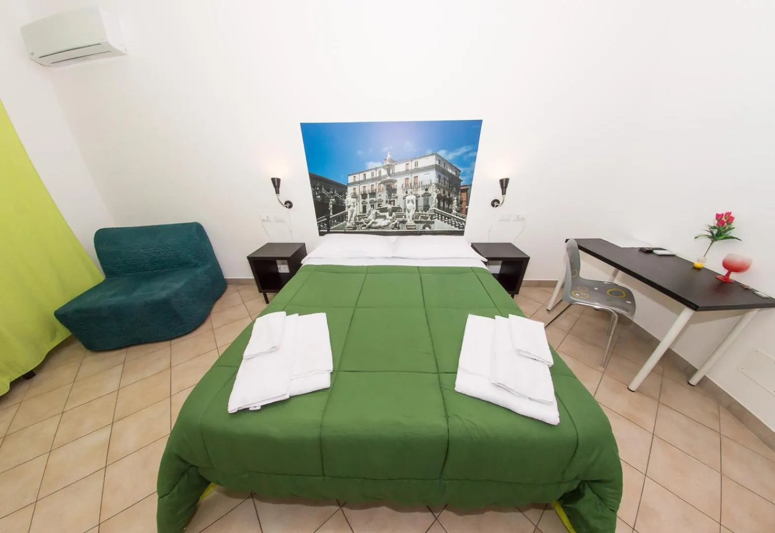 Photo of the whole room, Bed in B&B Into Palermo Rooms vicino al teatro Massimo