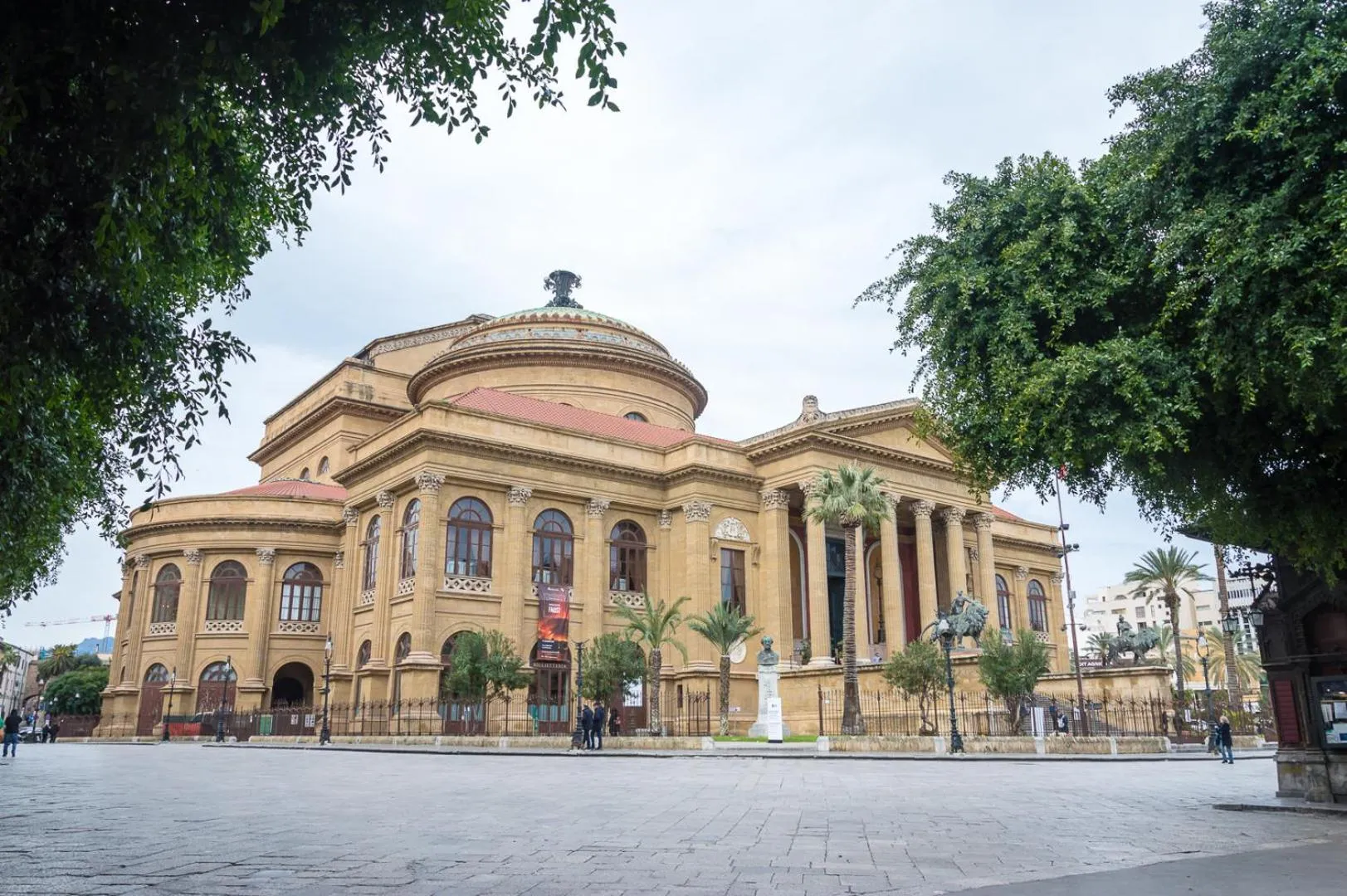 Nearby landmark in B&B Into Palermo Rooms vicino al teatro Massimo