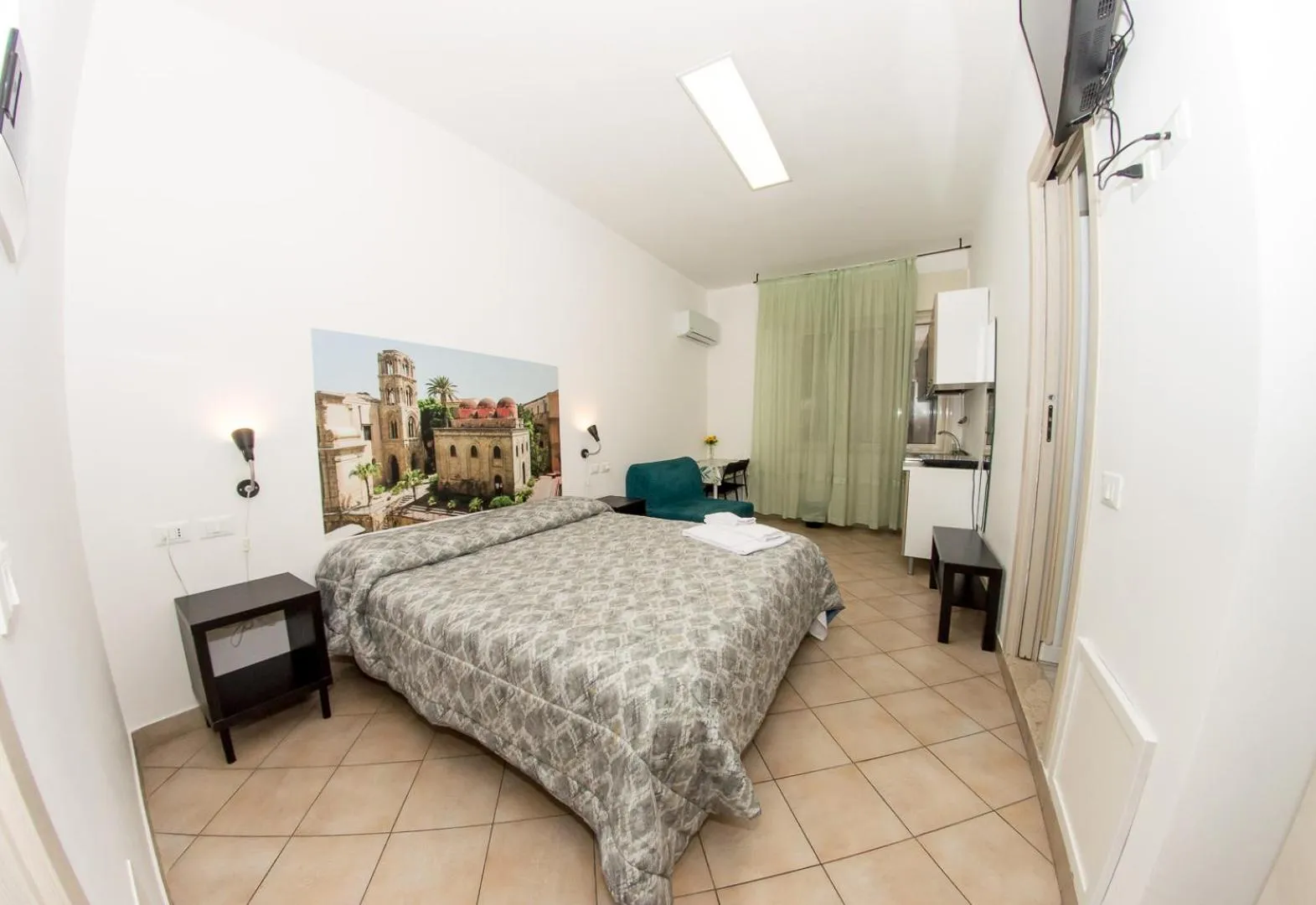 Photo of the whole room, Bed in B&B Into Palermo Rooms vicino al teatro Massimo