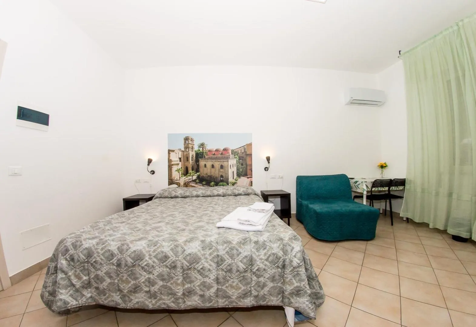 Photo of the whole room, Bed in B&B Into Palermo Rooms vicino al teatro Massimo