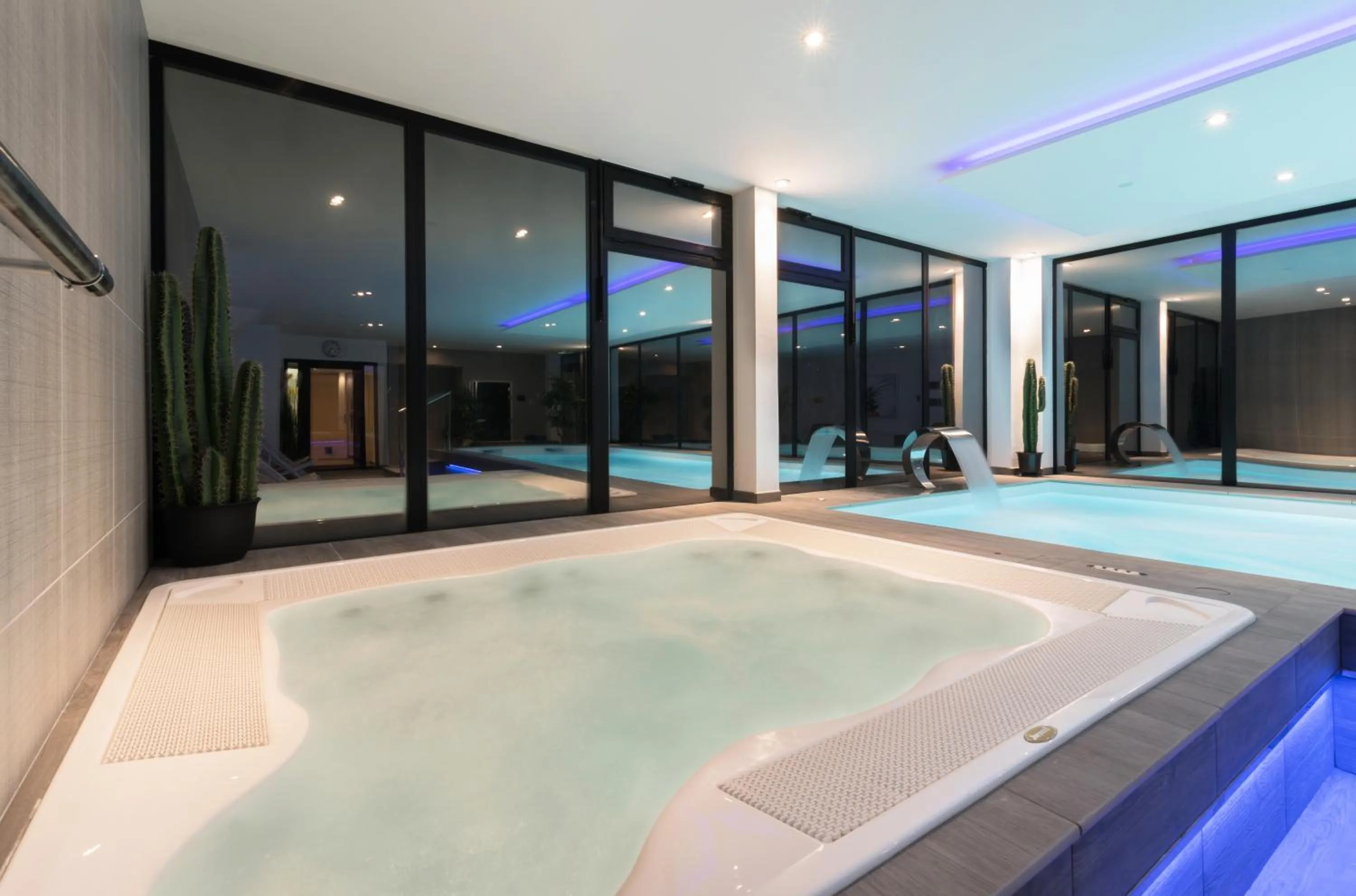 Hot Tub in Carnac Lodge Hotel & Spa