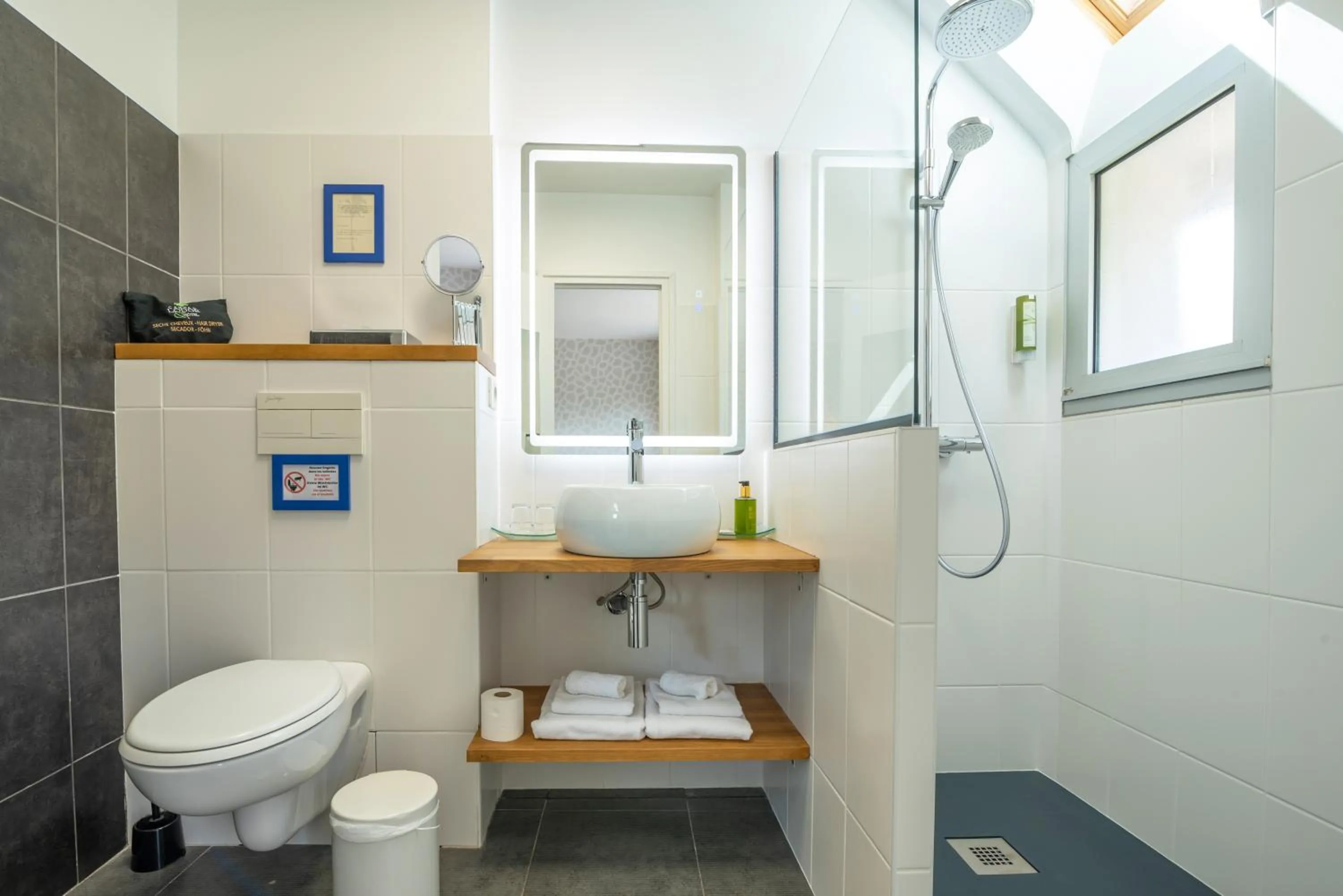 Shower in Carnac Lodge Hotel & Spa