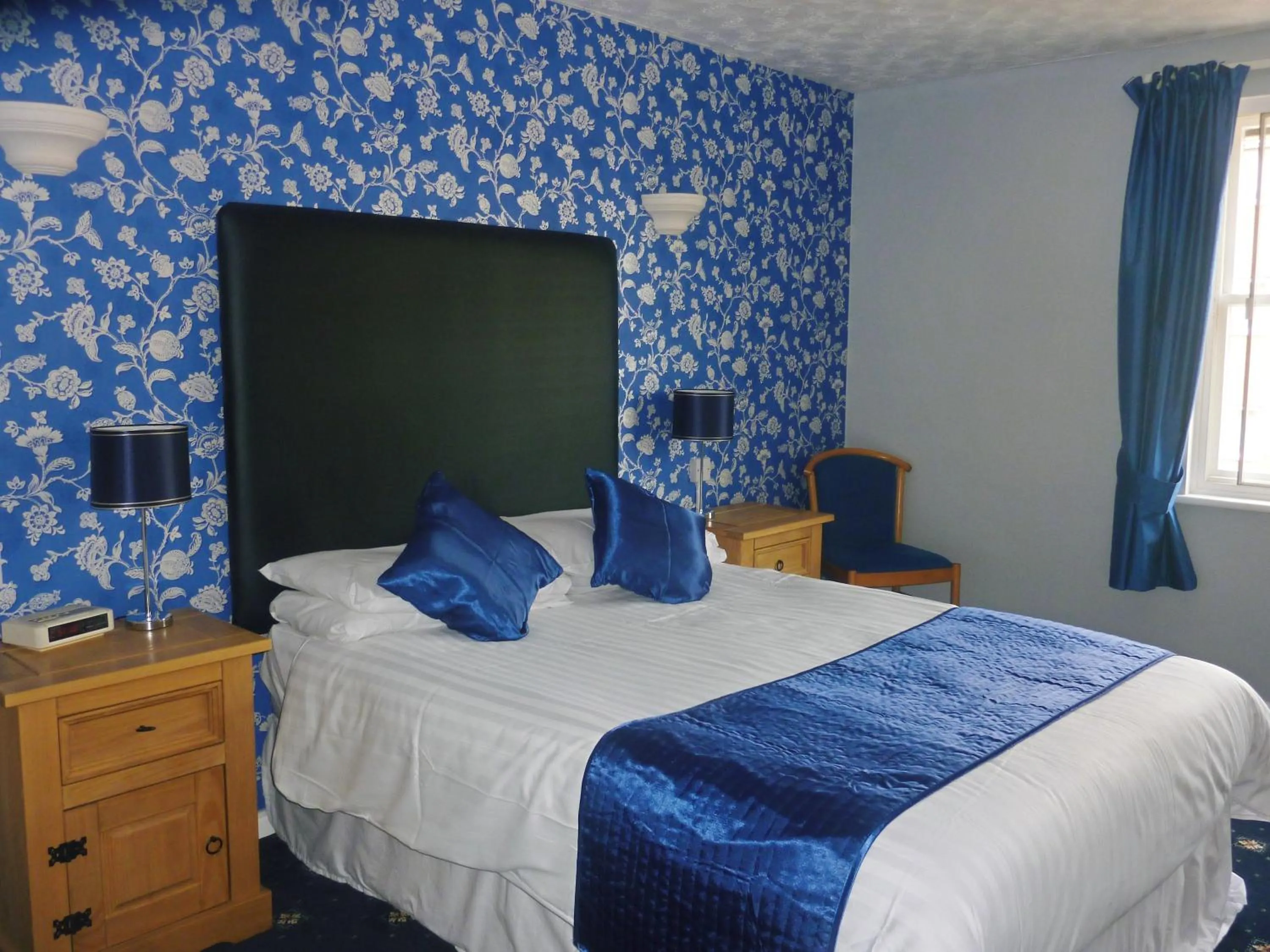 Bed in The Oakland Hotel