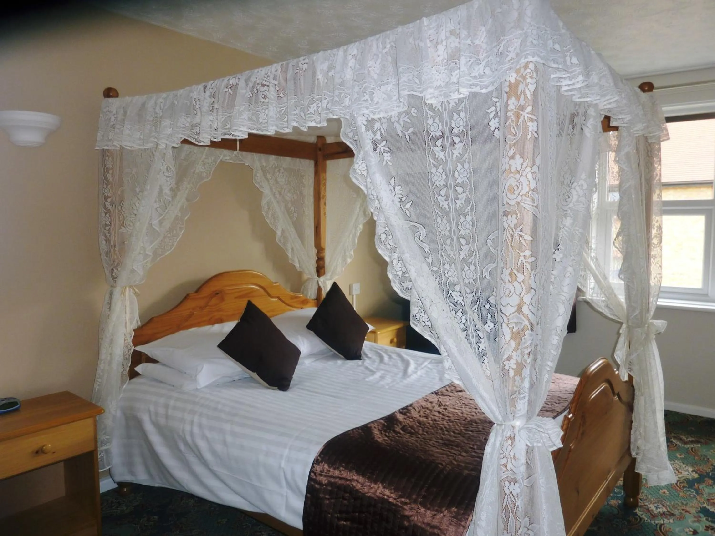 Bed in The Oakland Hotel