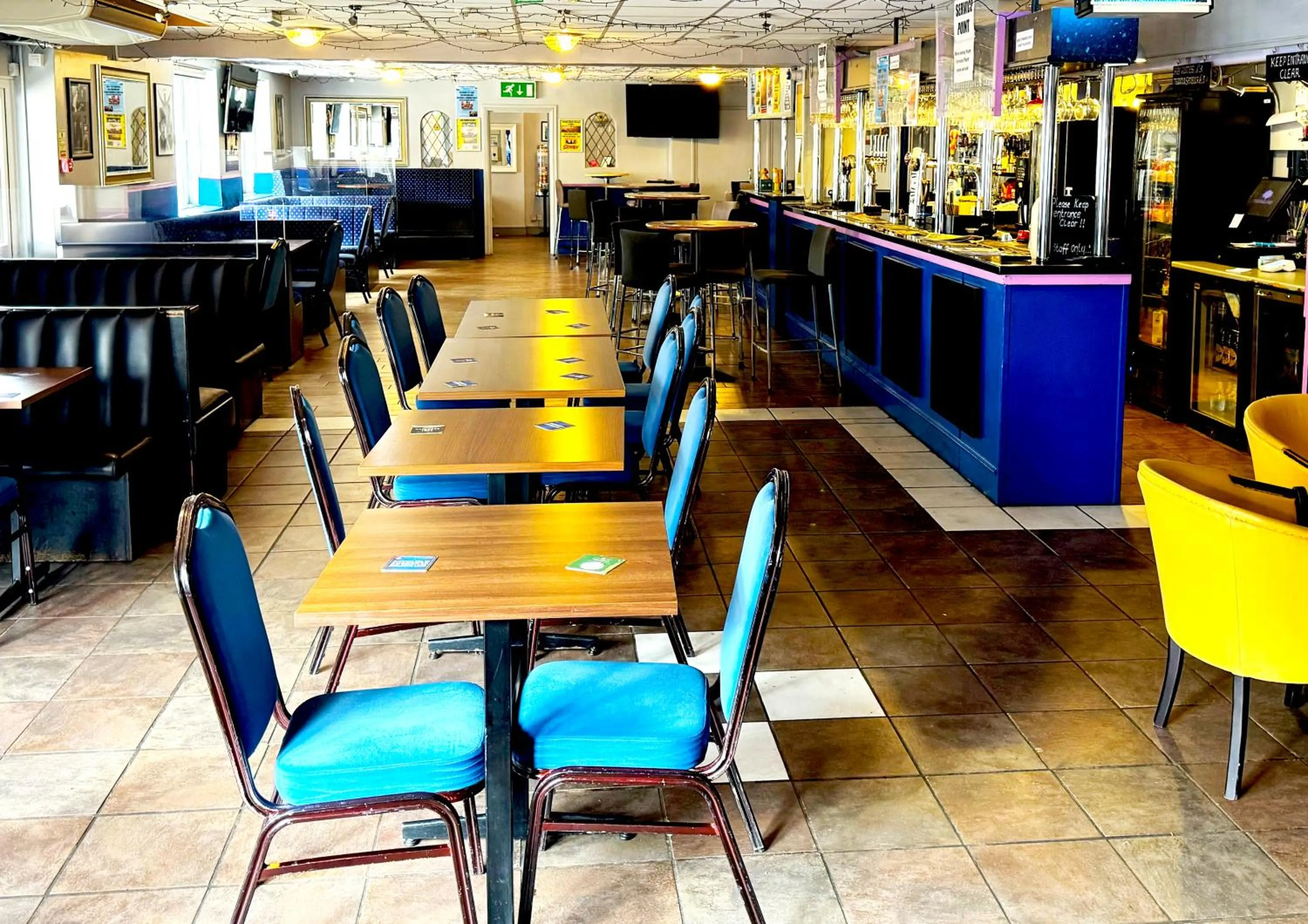 Lounge or bar in The Oakland Hotel