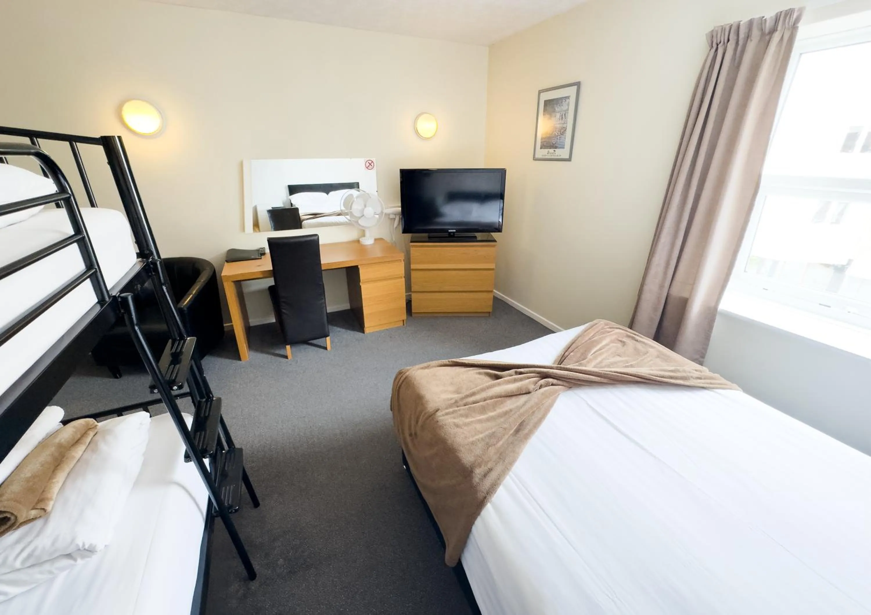 Bed in The Oakland Hotel