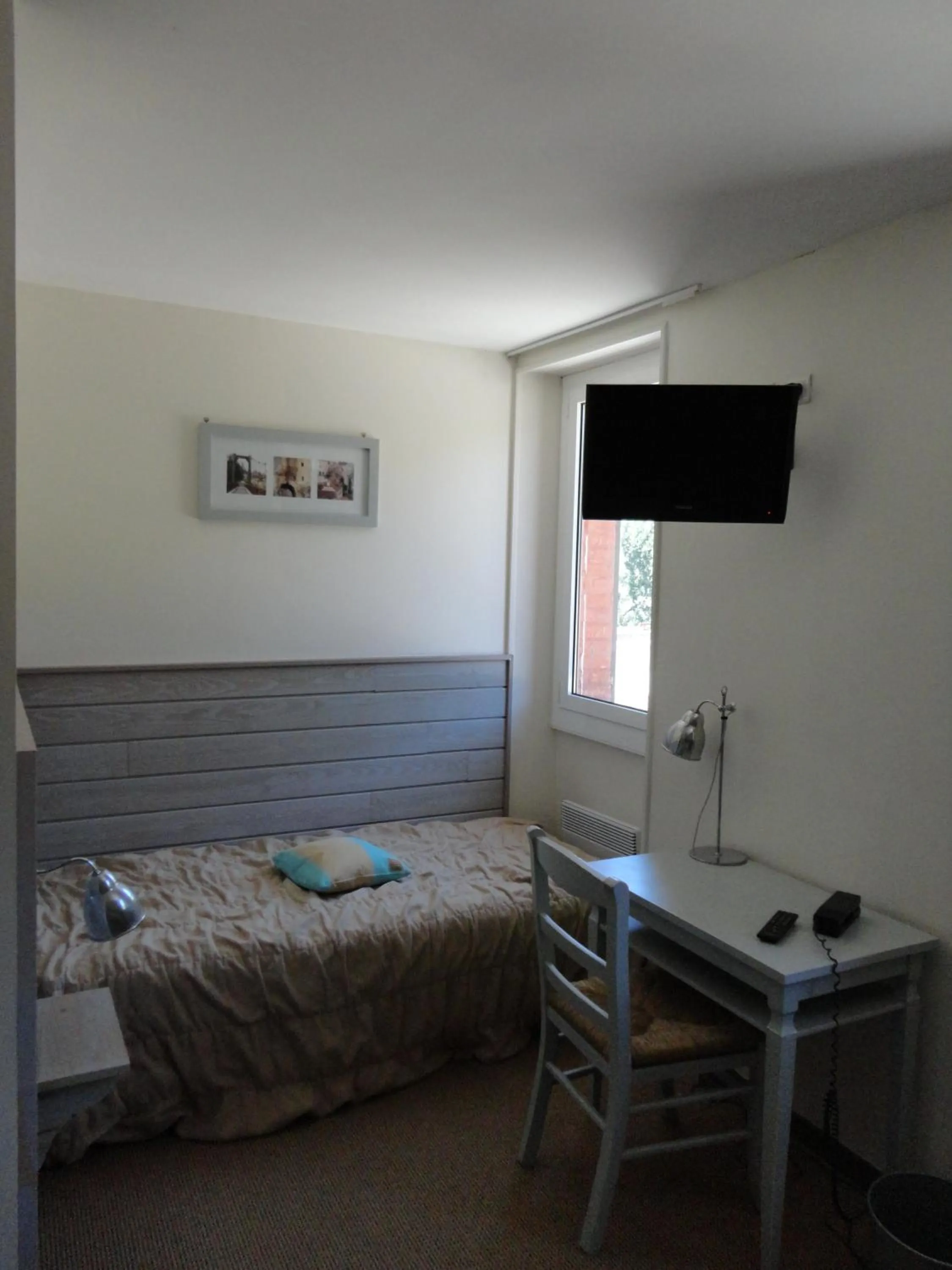 Photo of the whole room, Bed in Hôtel Restaurant Les Falaises